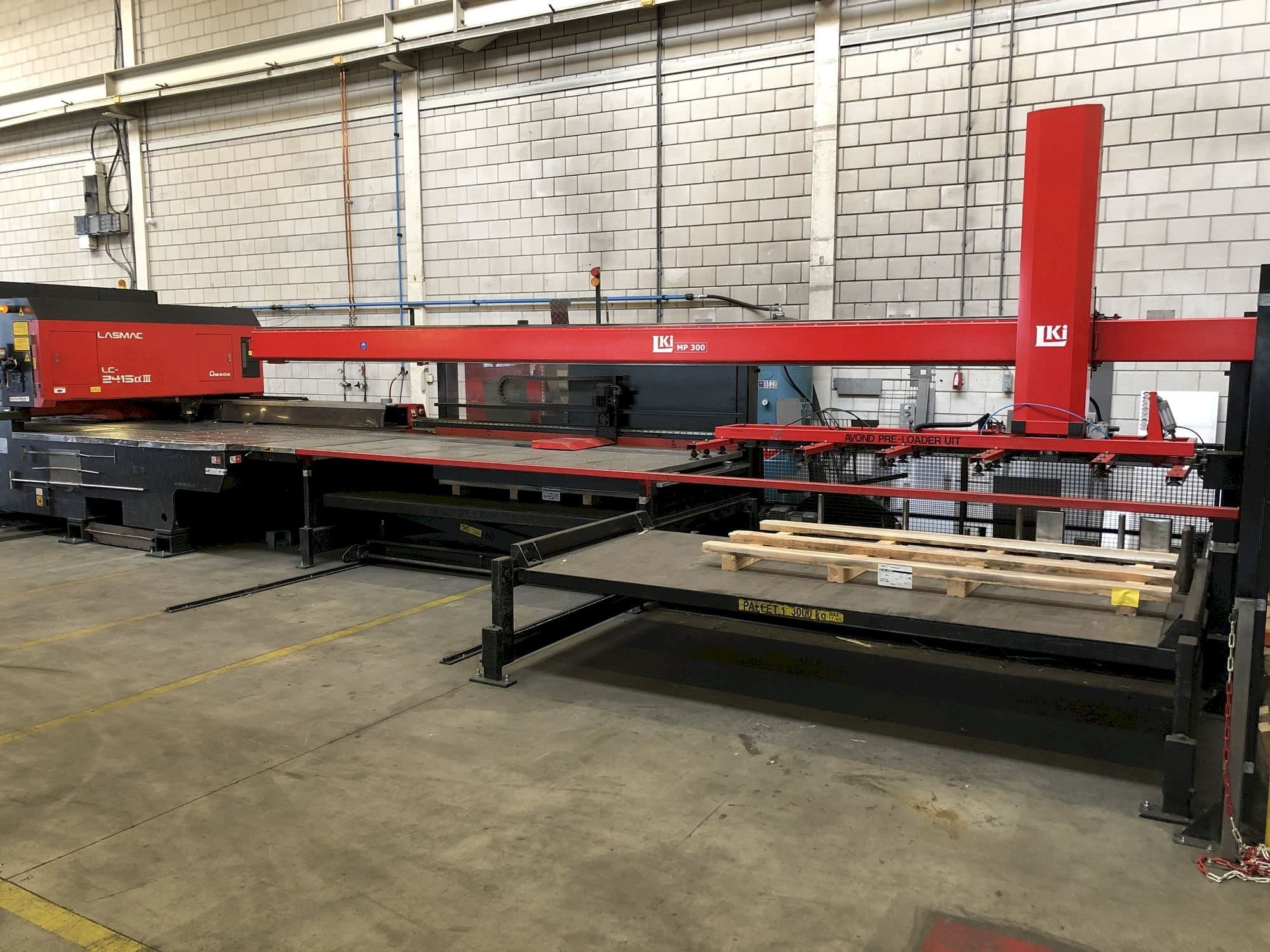 A AMADA LC2415 ALPHA III gép elölnézete