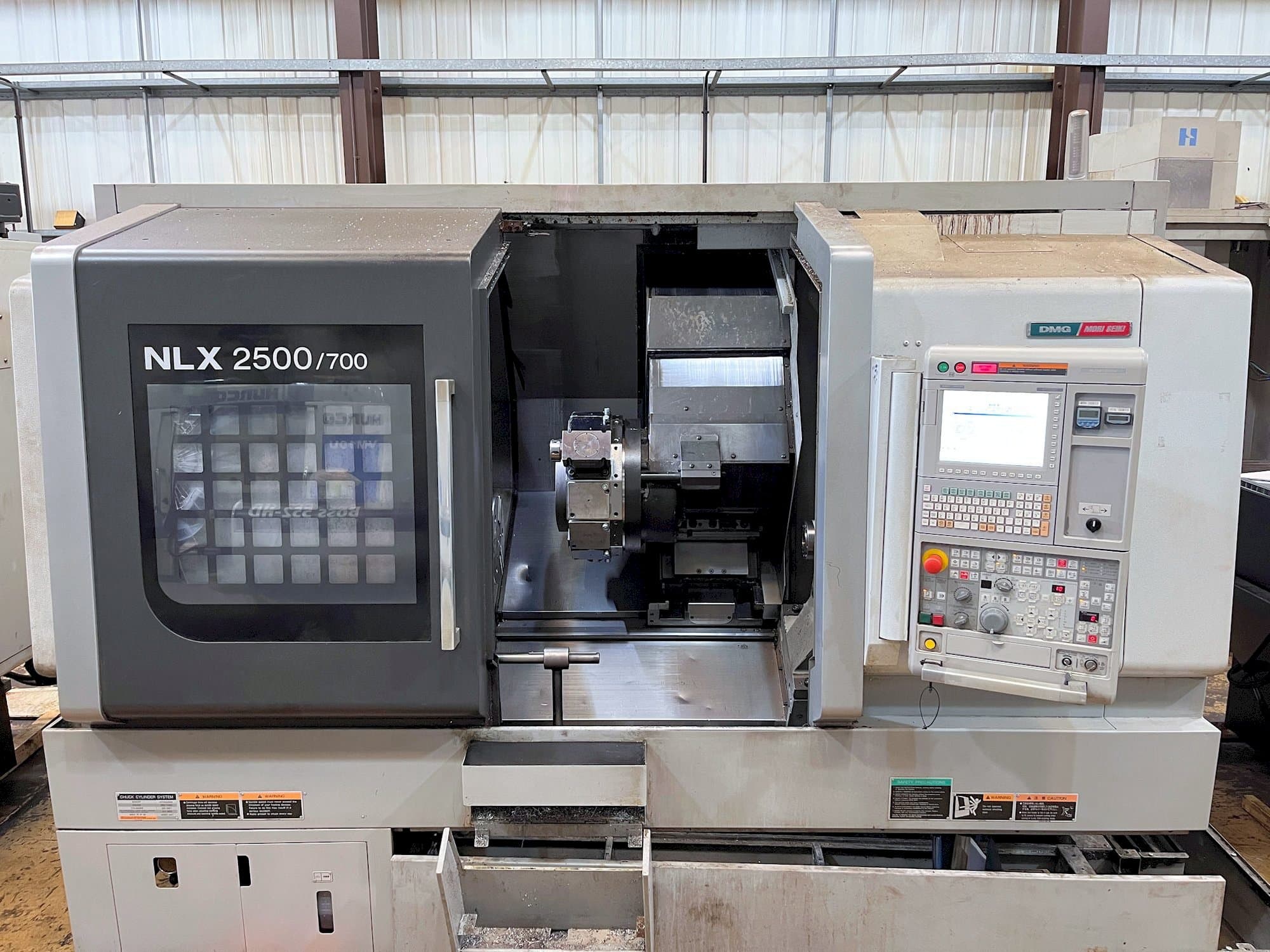 A MORI SEIKI NLX2500Y-700 gép elölnézete
