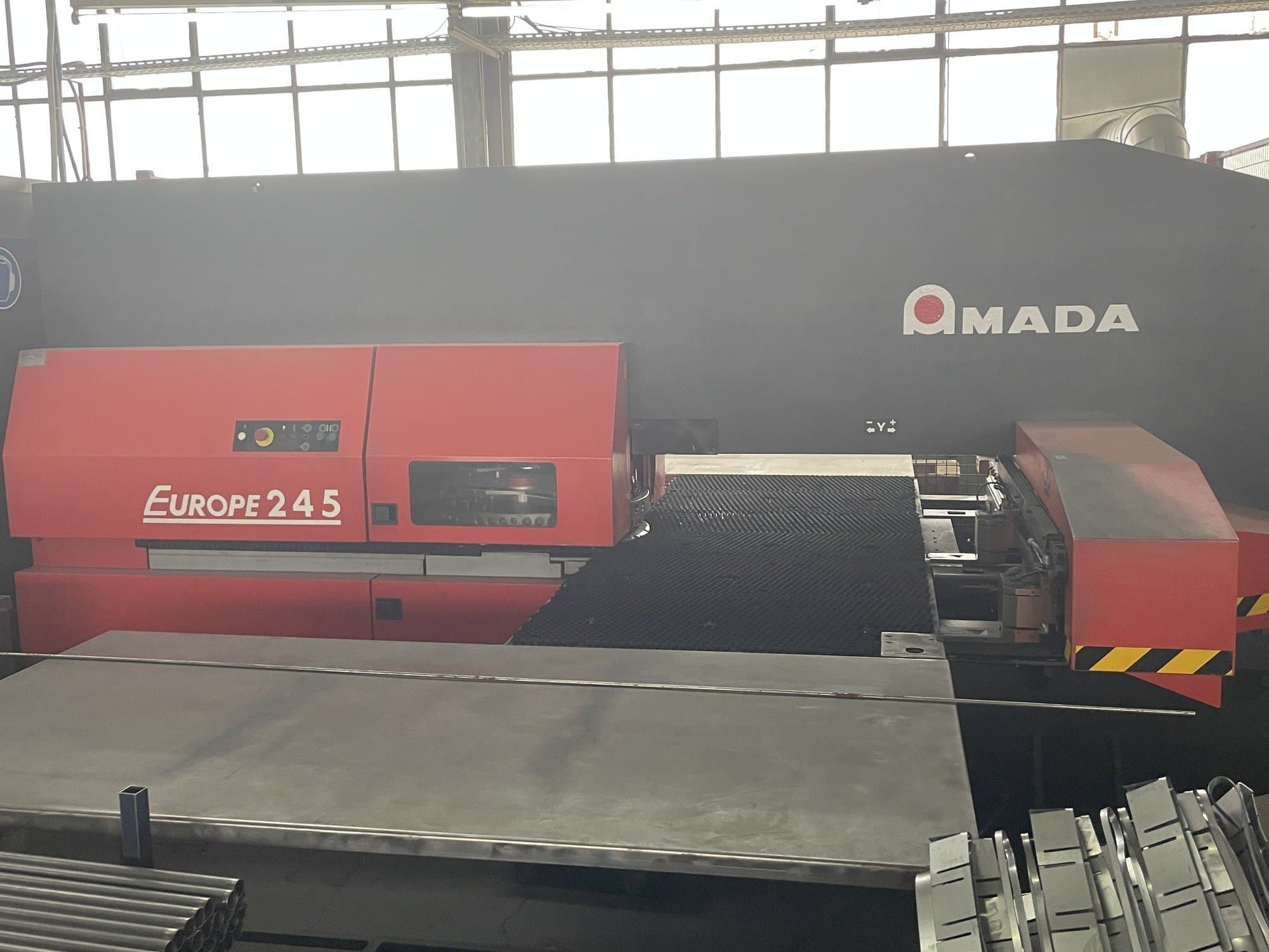 A AMADA Europe 245 gép elölnézete