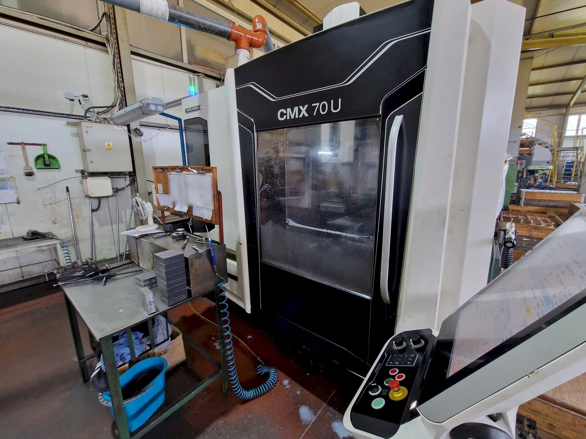 A DMG MORI CMX 70 U gép elölnézete
