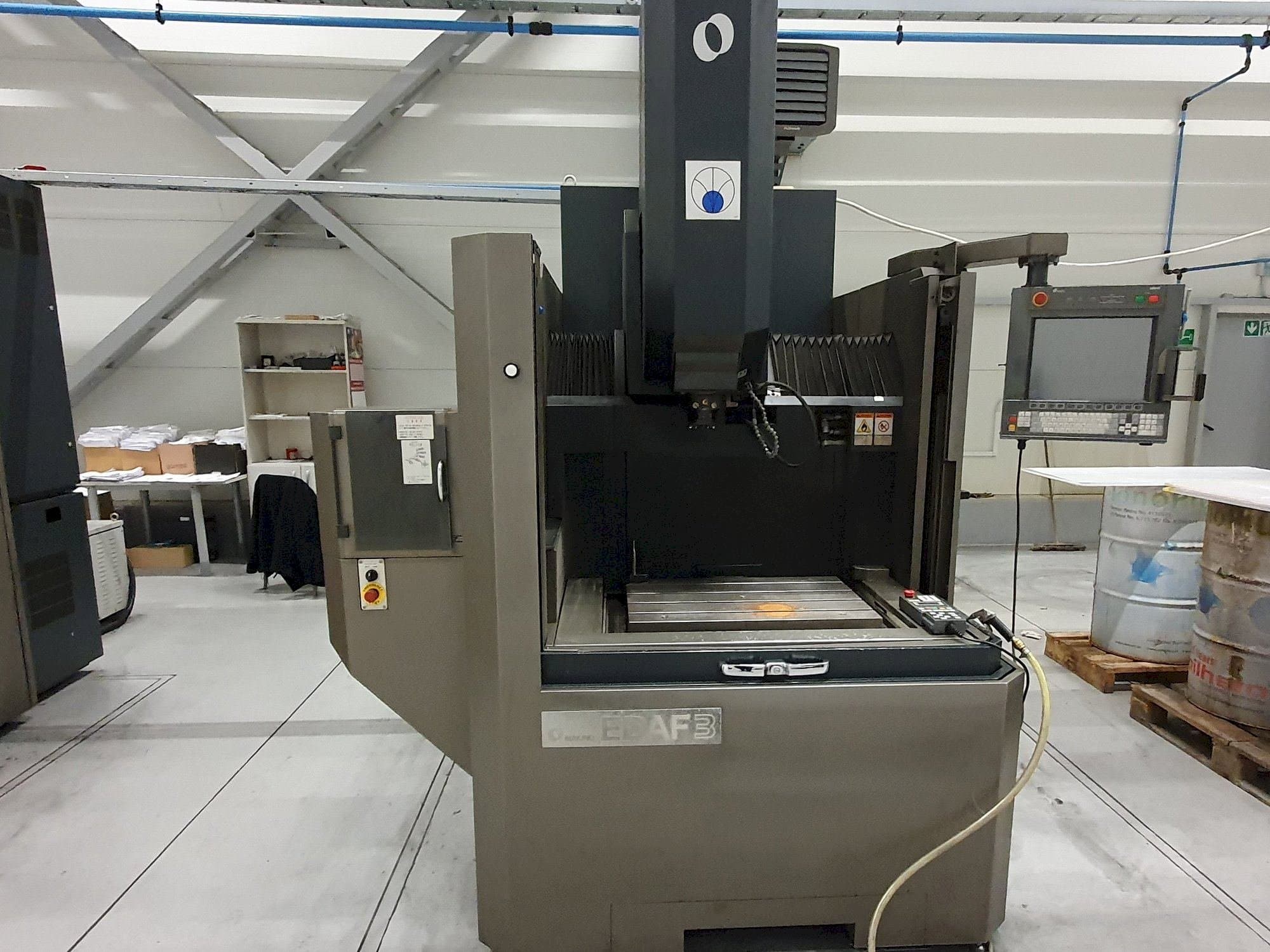 A Makino EDAF3 gép elölnézete