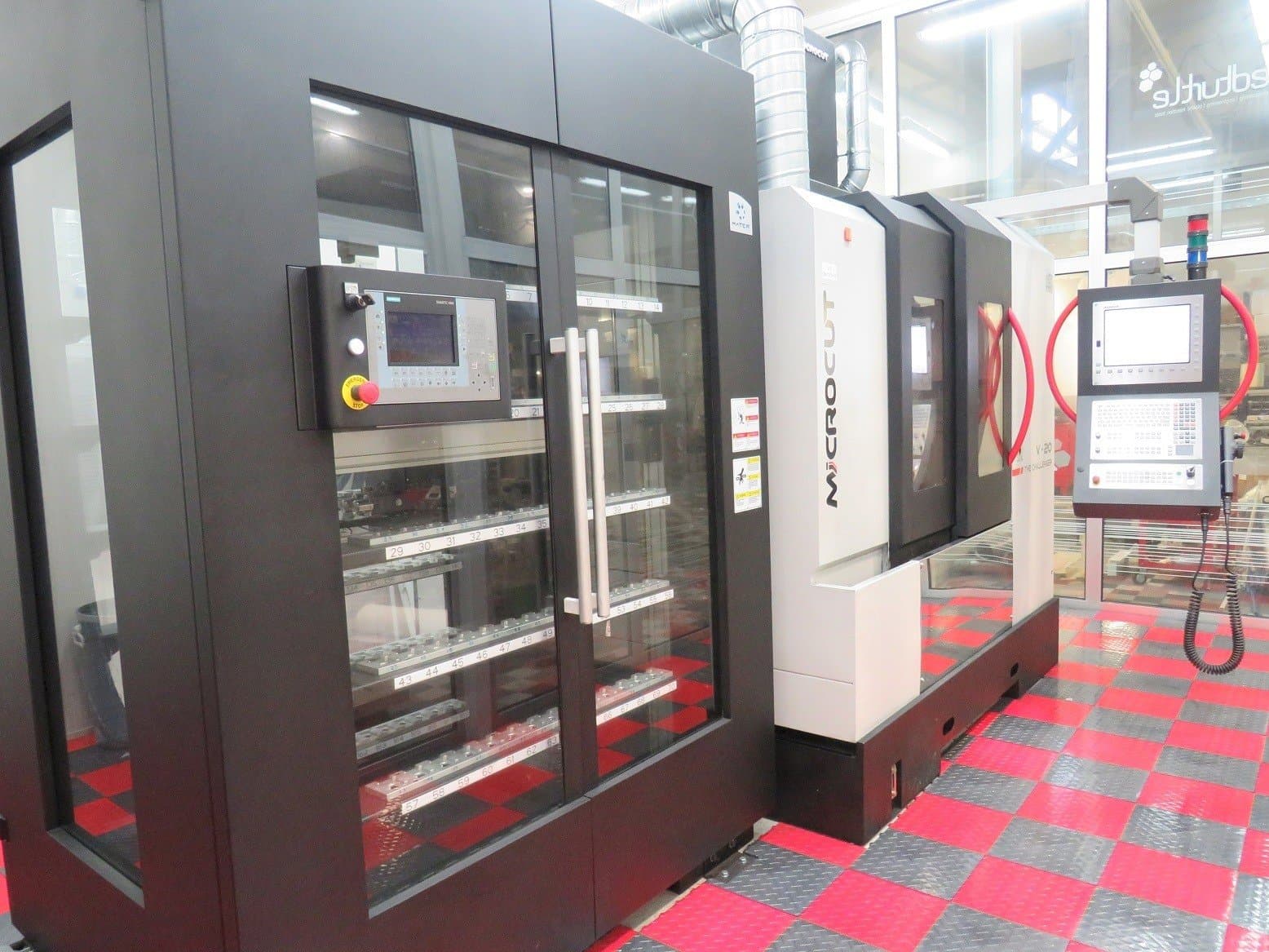 A MICROCUT V-20G gép elölnézete