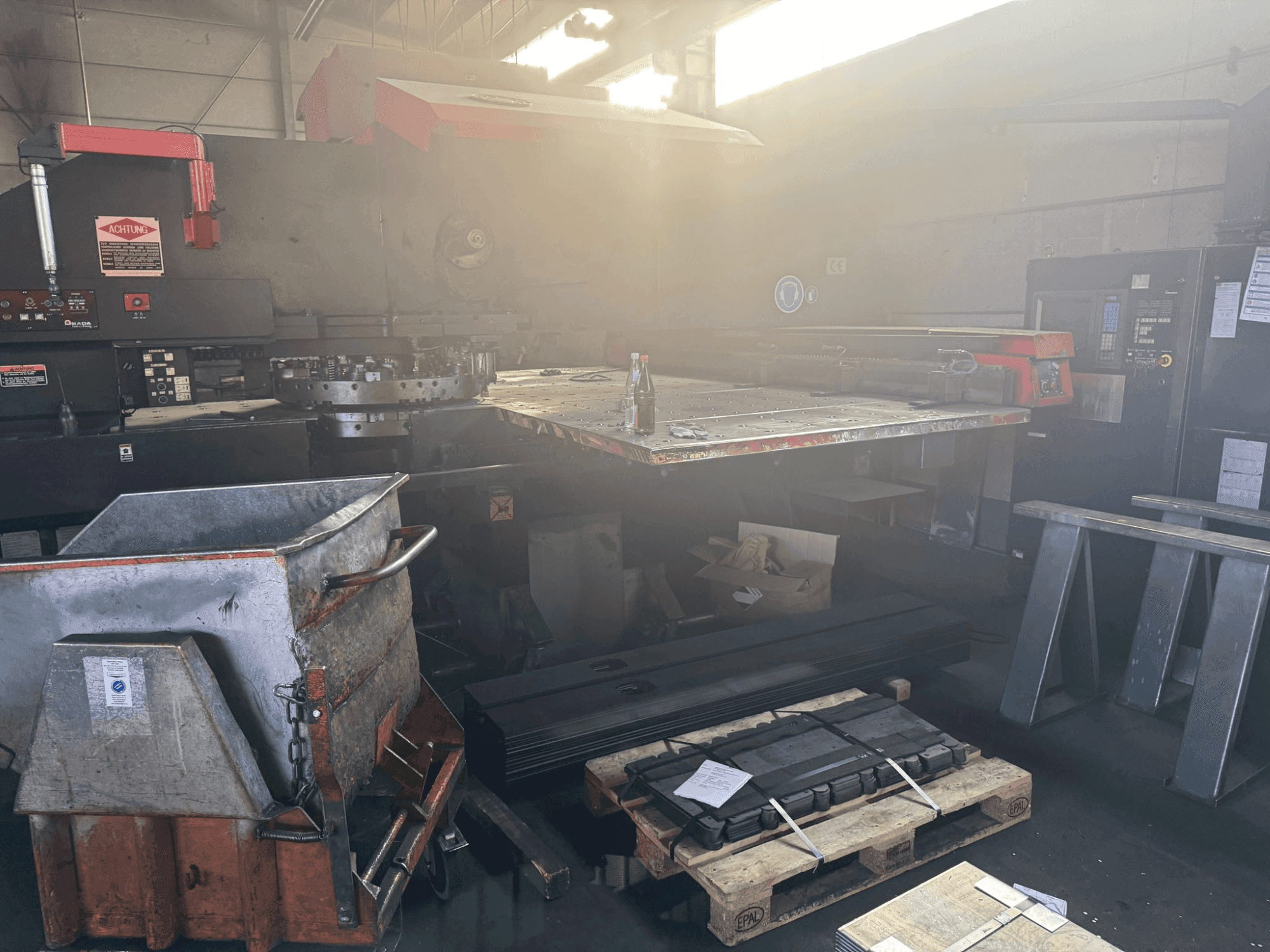 A AMADA PEGA 306072 2000MM  gép elölnézete