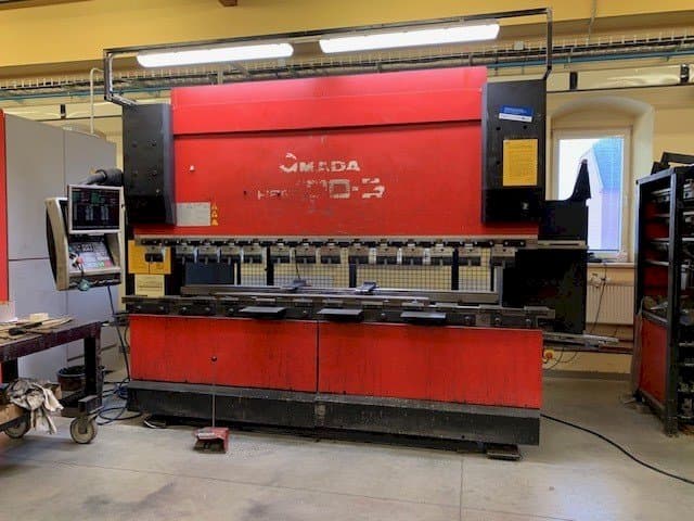 A AMADA HFE 100-3 gép elölnézete