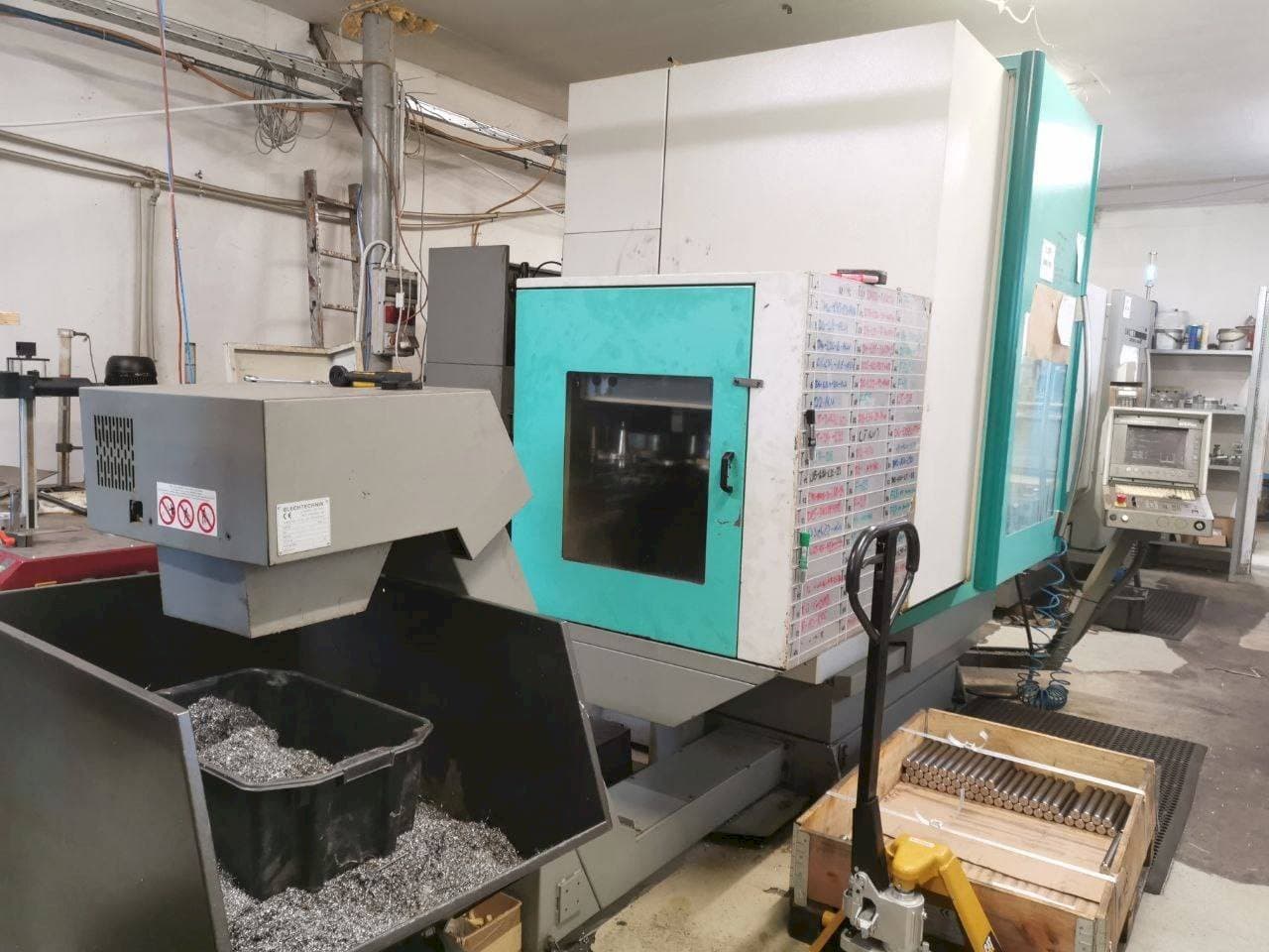 A DECKEL MAHO 70 V gép elölnézete