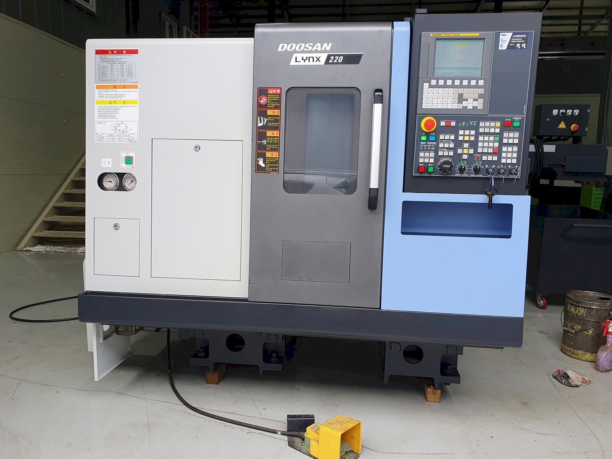 A Doosan LYNX220C gép elölnézete