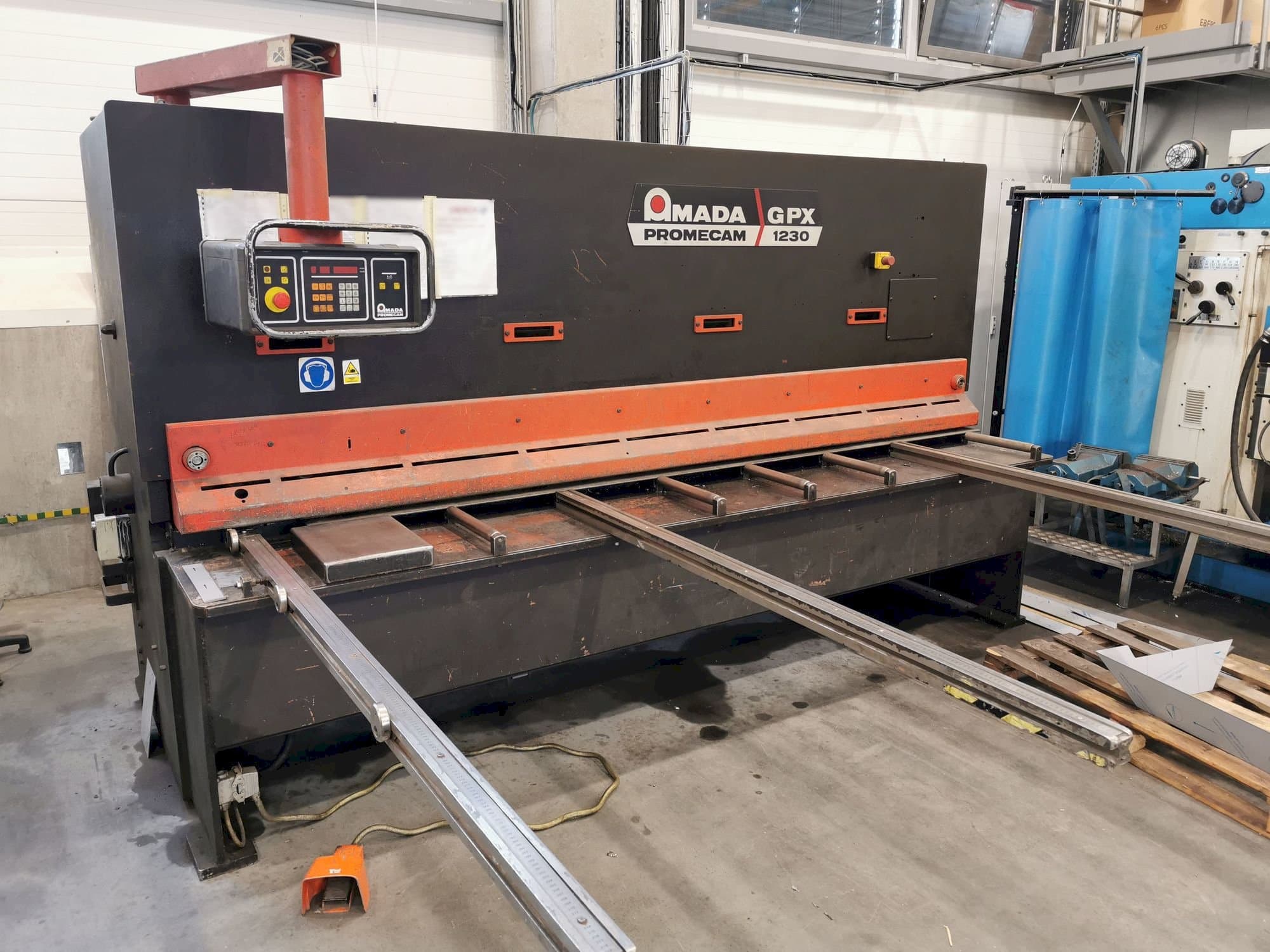 A AMADA GPX 1230 gép elölnézete