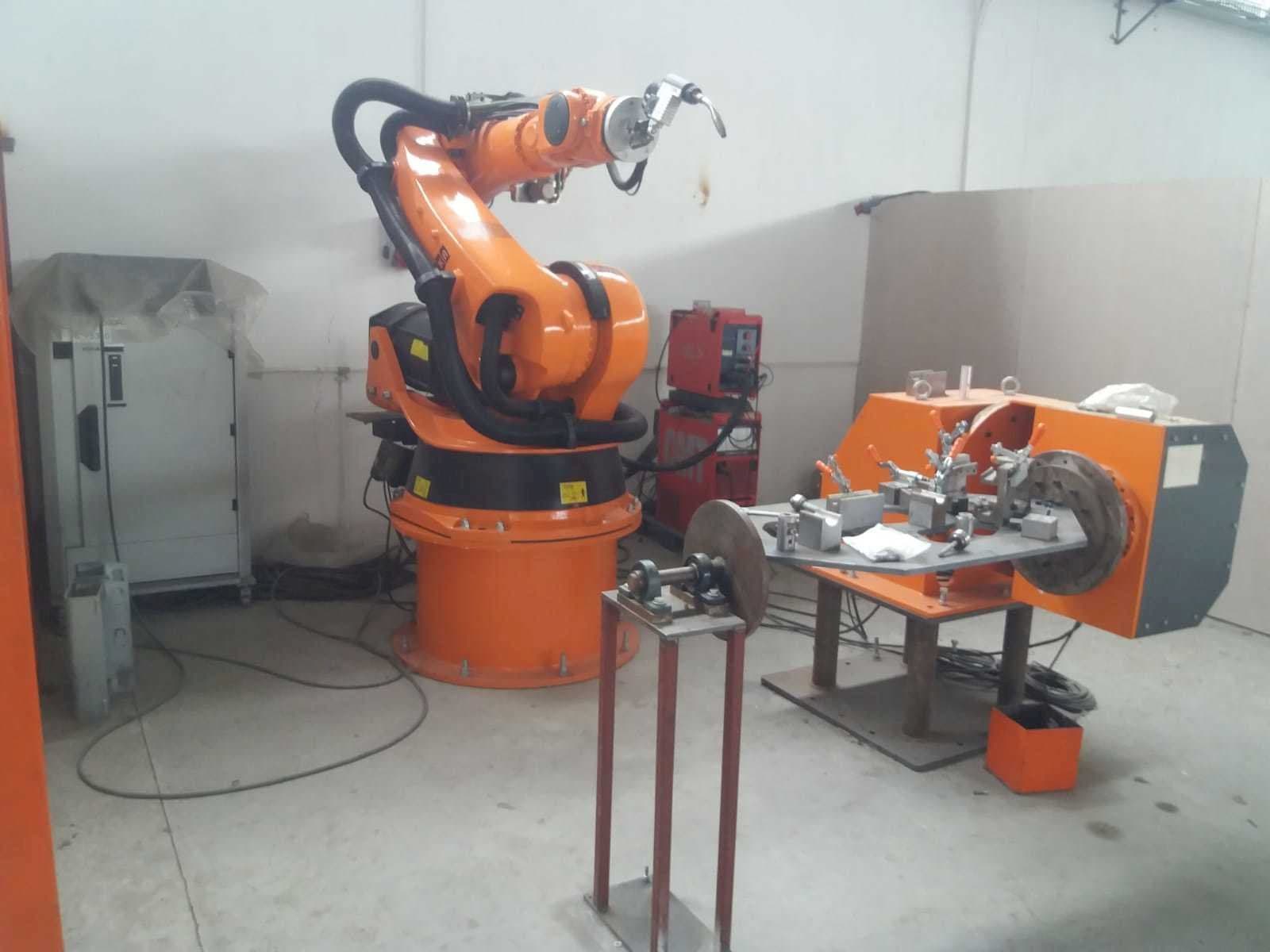 A KUKA KR200  gép elölnézete