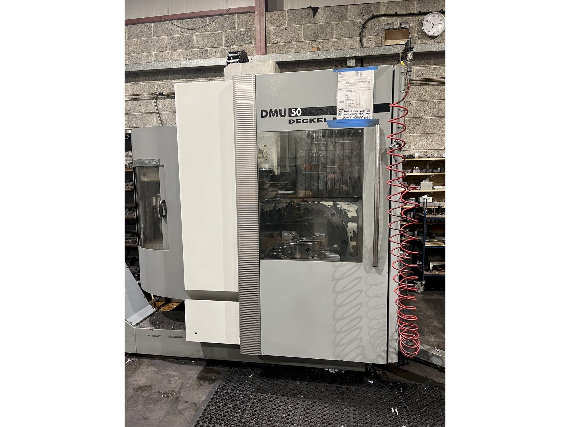 A DECKEL MAHO DMU 50 gép elölnézete