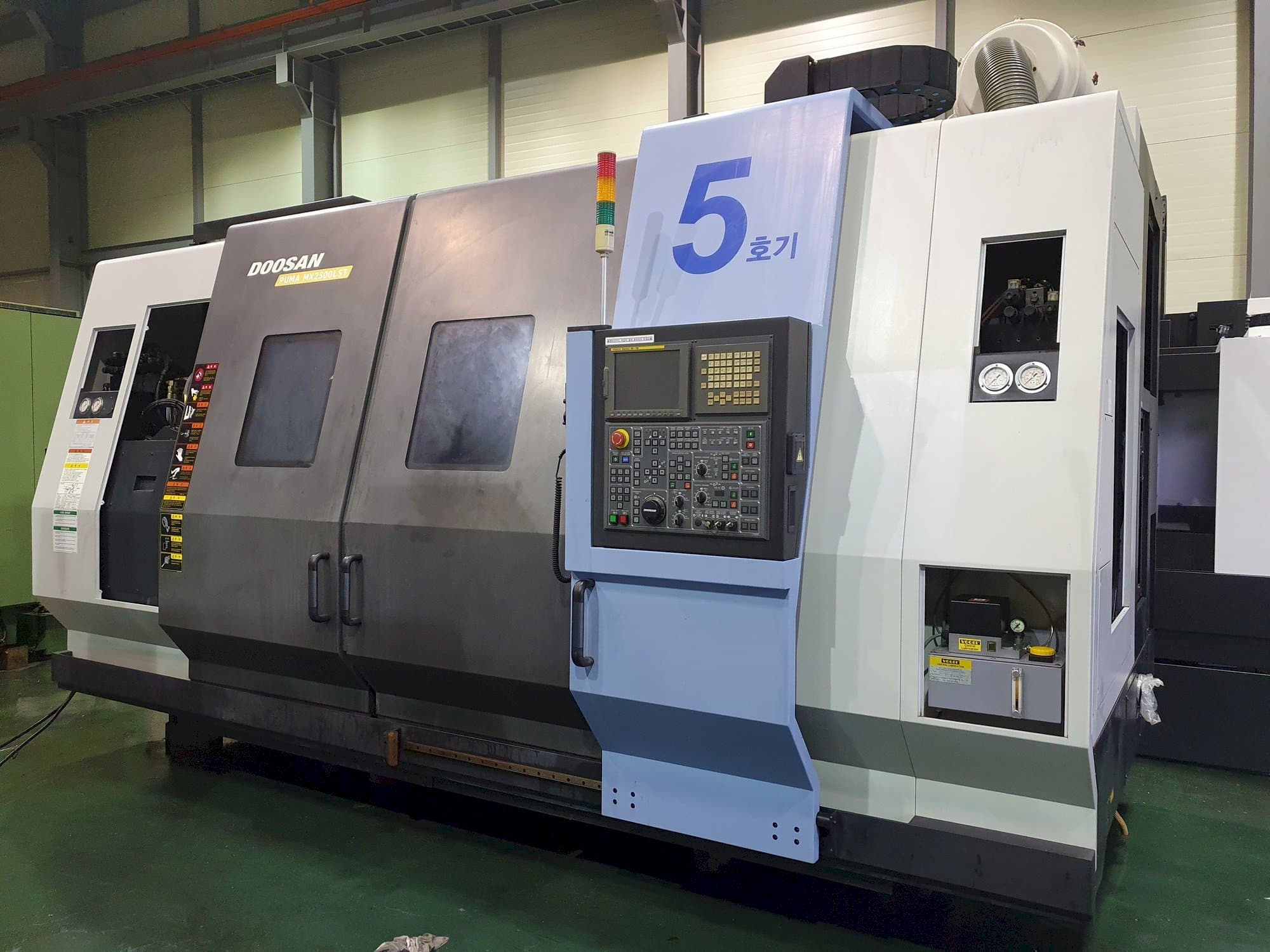 A Doosan Puma MX2500LST gép elölnézete
