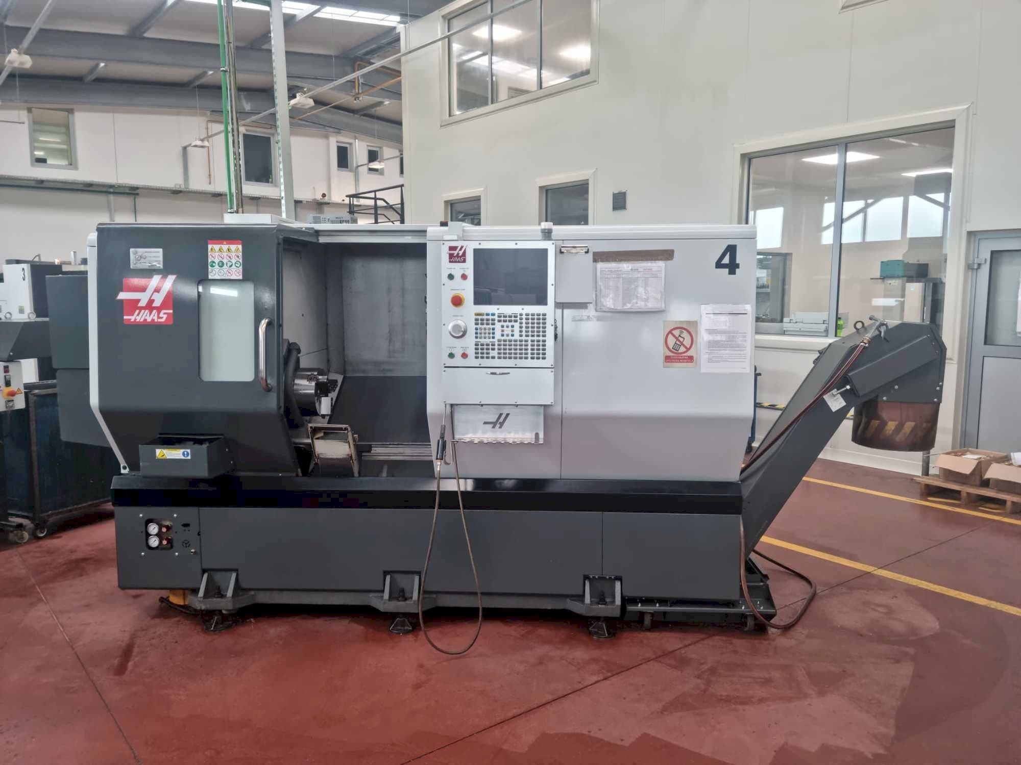 A HAAS ST-30Y gép elölnézete