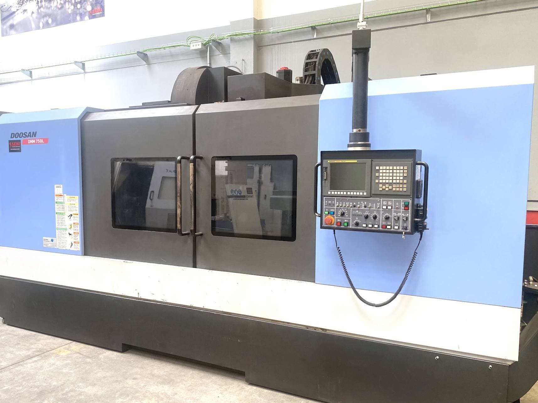 A Doosan DNM 750L gép elölnézete