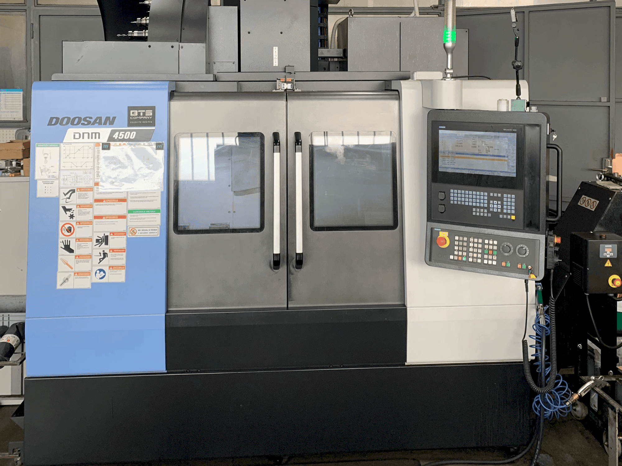 A DOOSAN DNM 4500 gép elölnézete