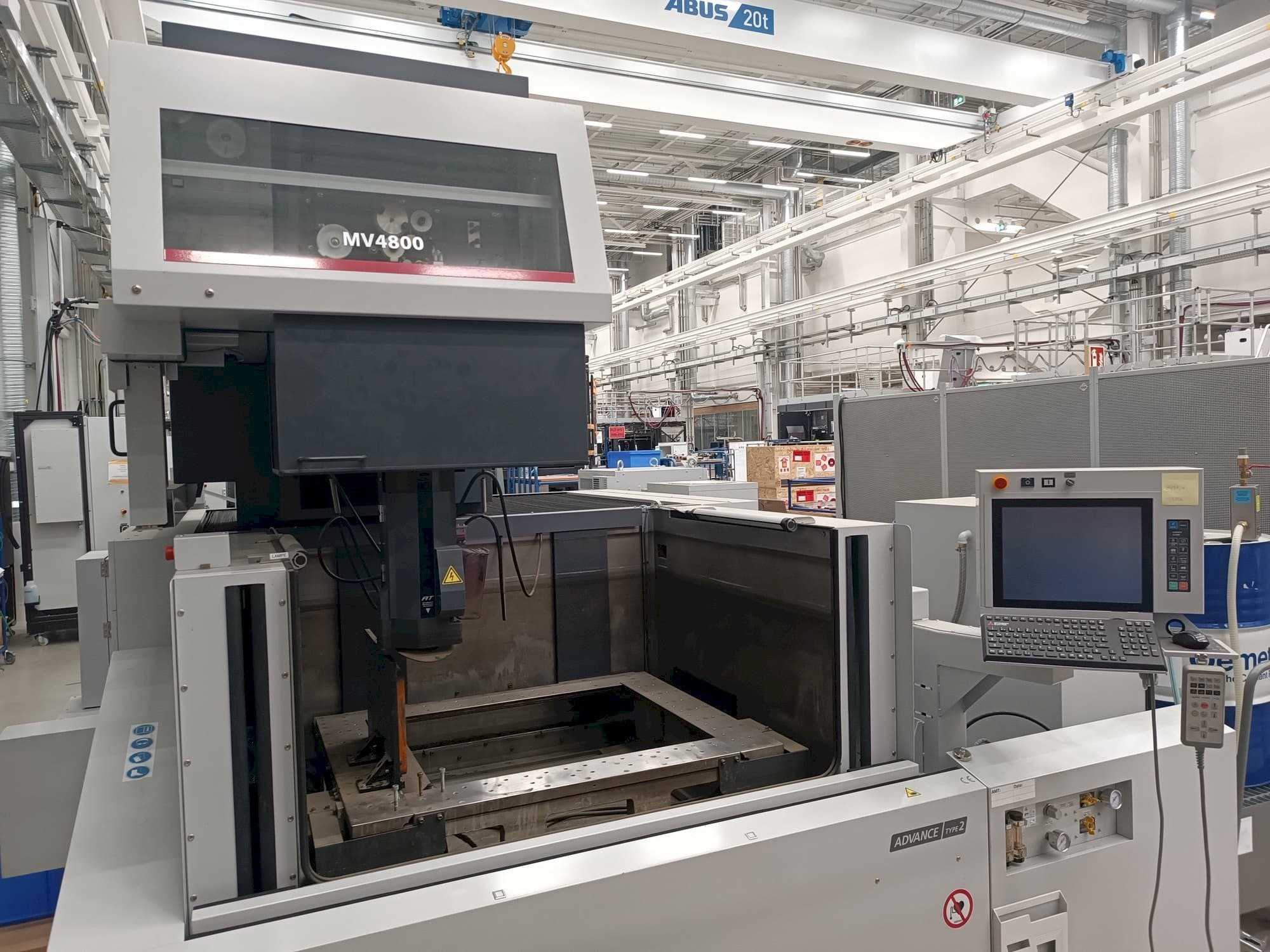 A Mitsubishi MV4800  gép elölnézete