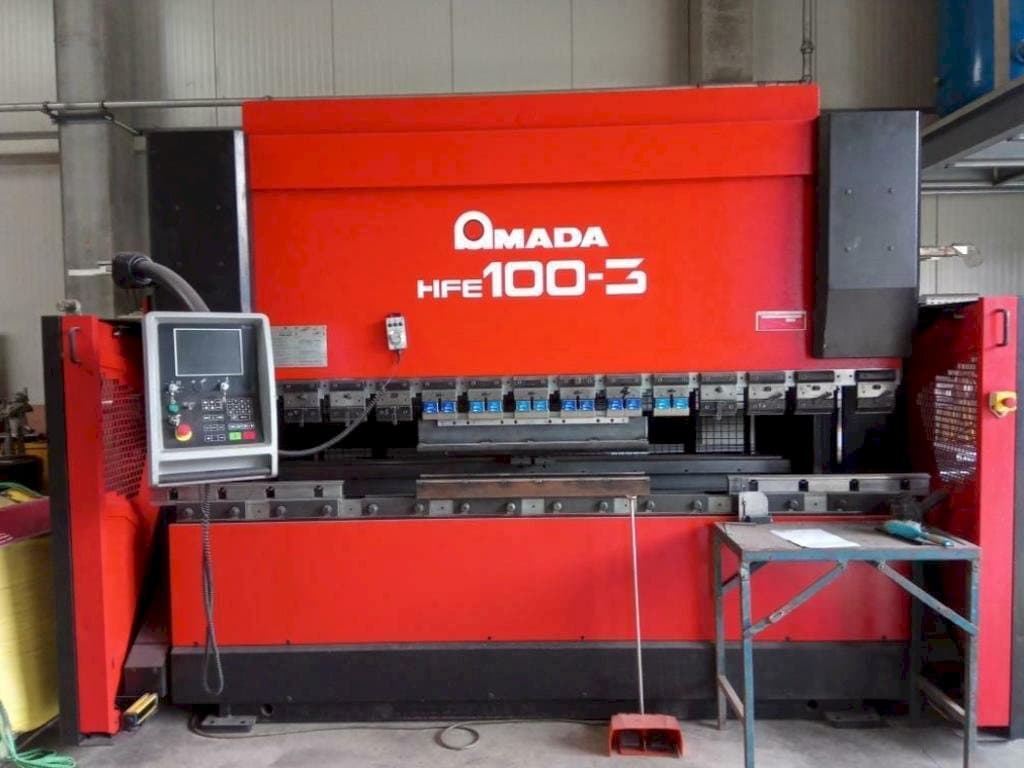 A AMADA HFE 100-3 gép elölnézete