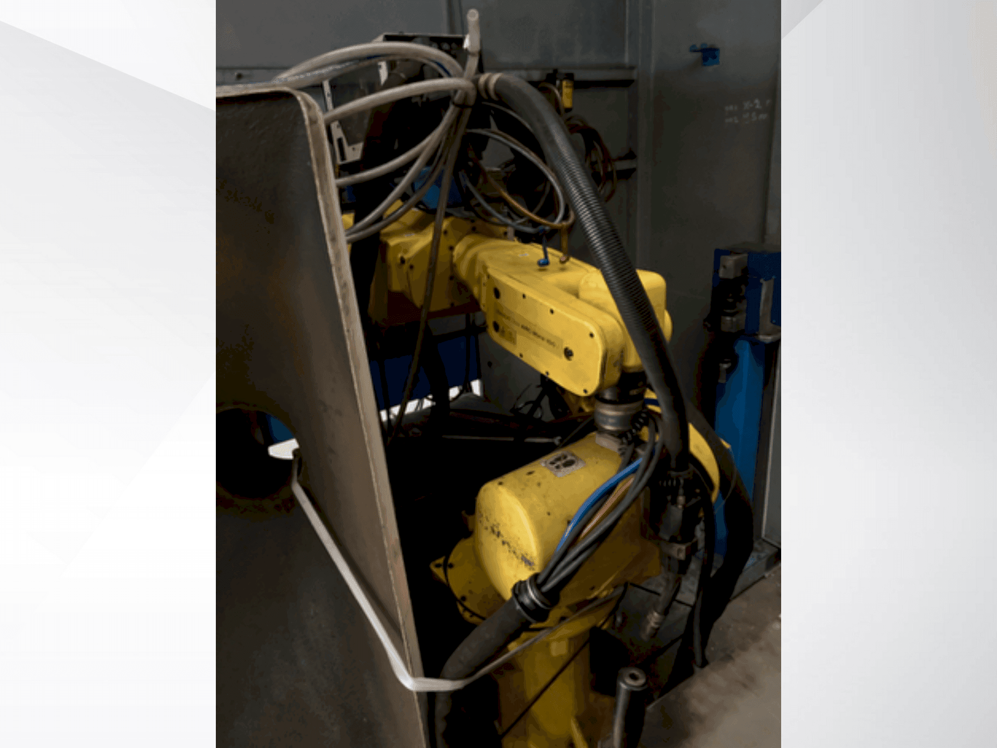 A FANUC ARC Mate 100i gép elölnézete