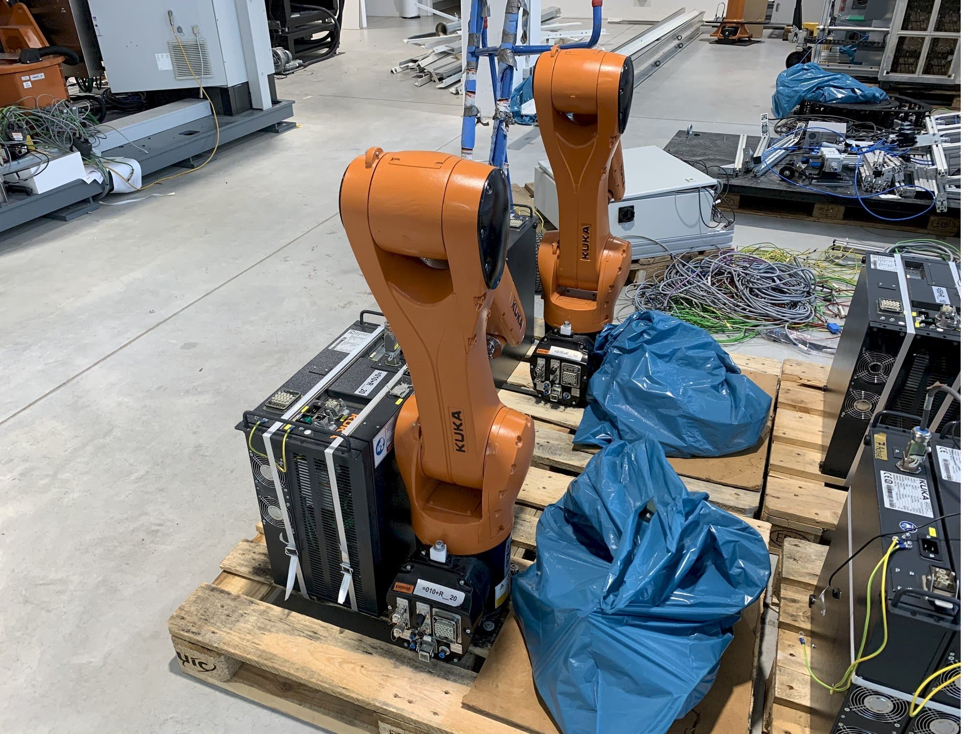 A KUKA KR10 R1100 with KR C4 COMPACT Controller  gép elölnézete