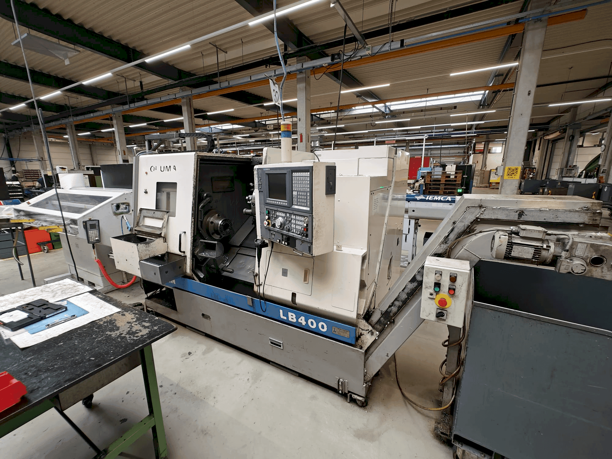 A Okuma LB400 gép elölnézete