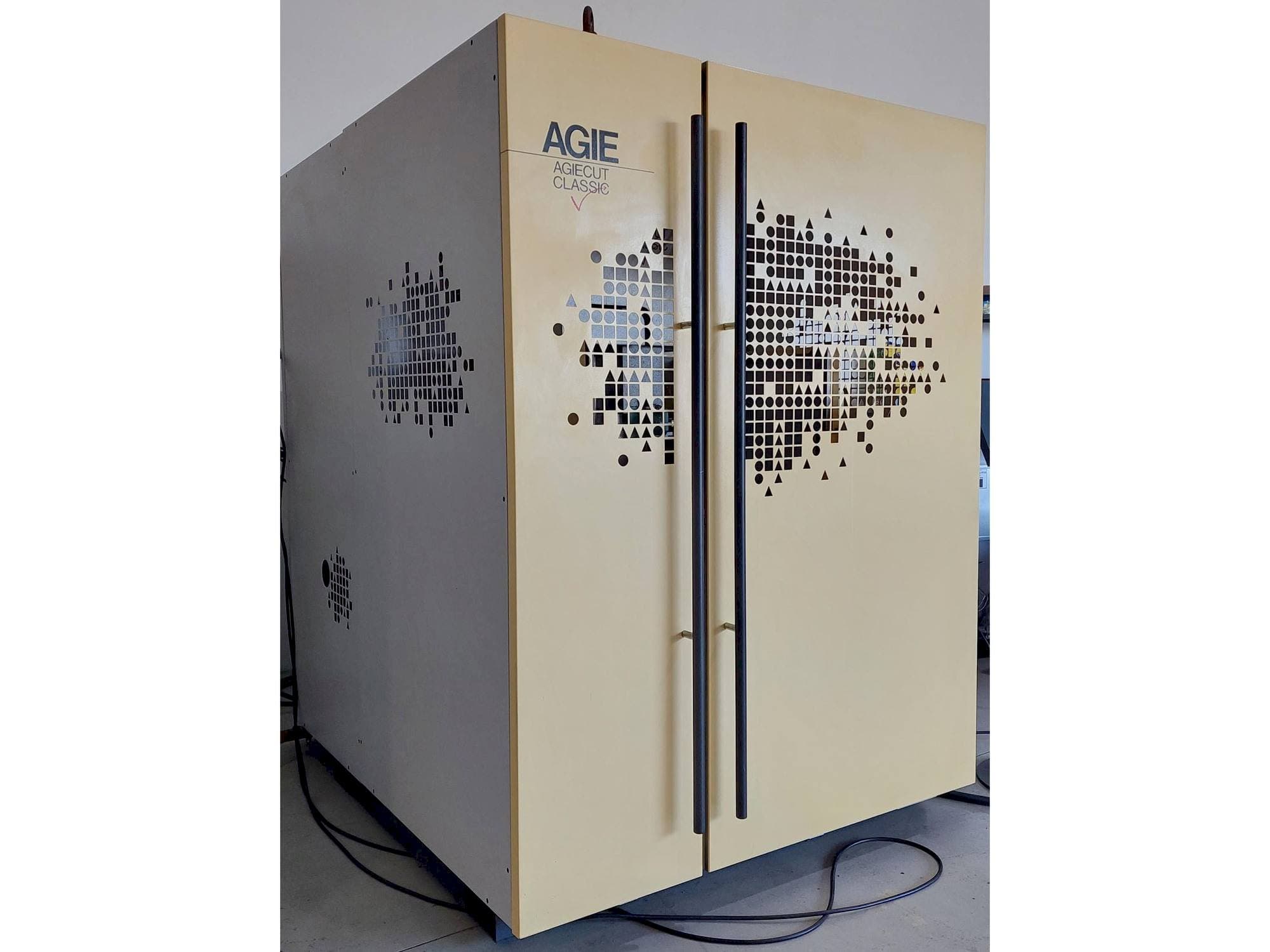 A AGIE CUT CLASSIC V2 gép elölnézete