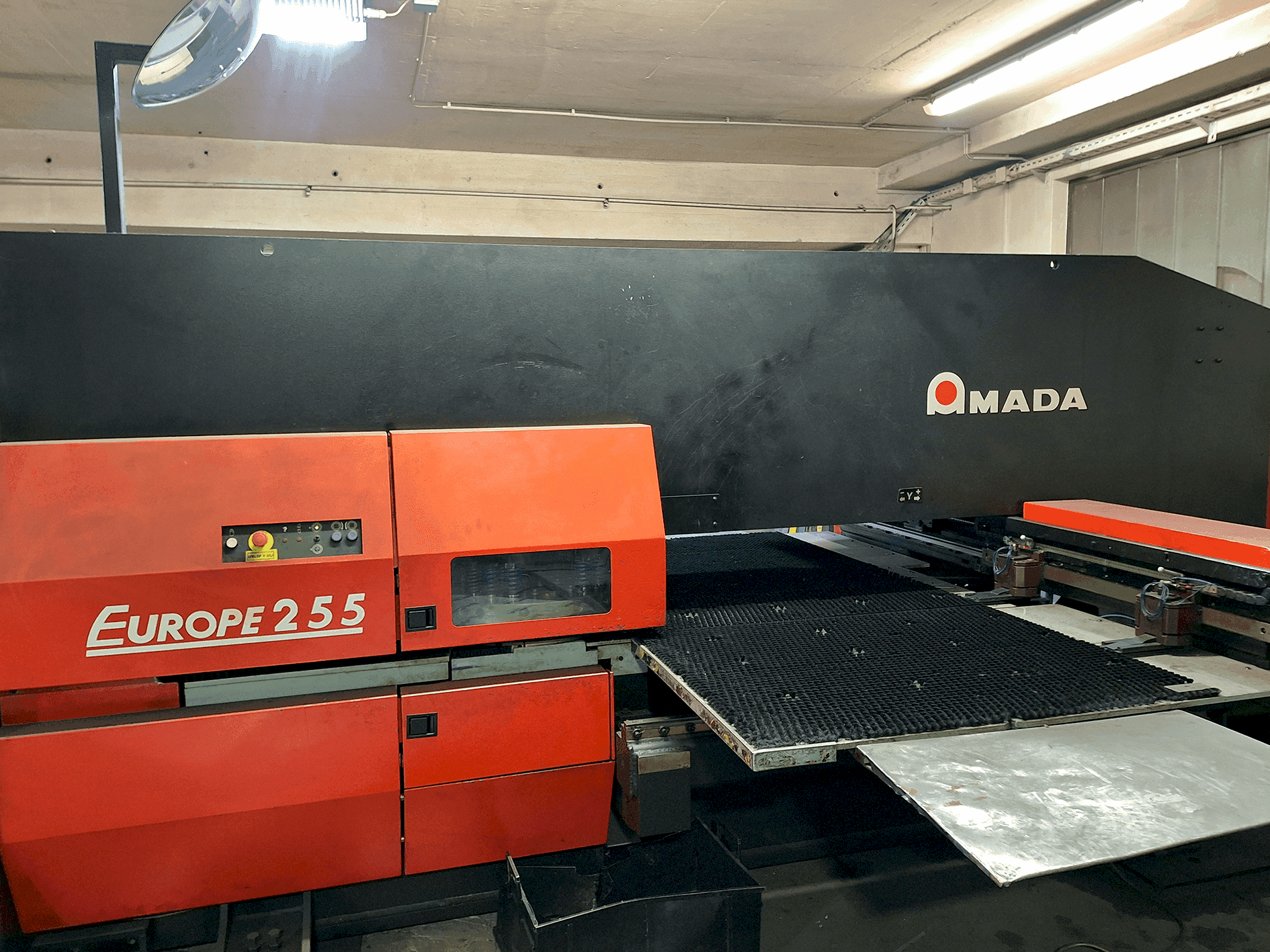 A AMADA EUROPE 255 CNC gép elölnézete
