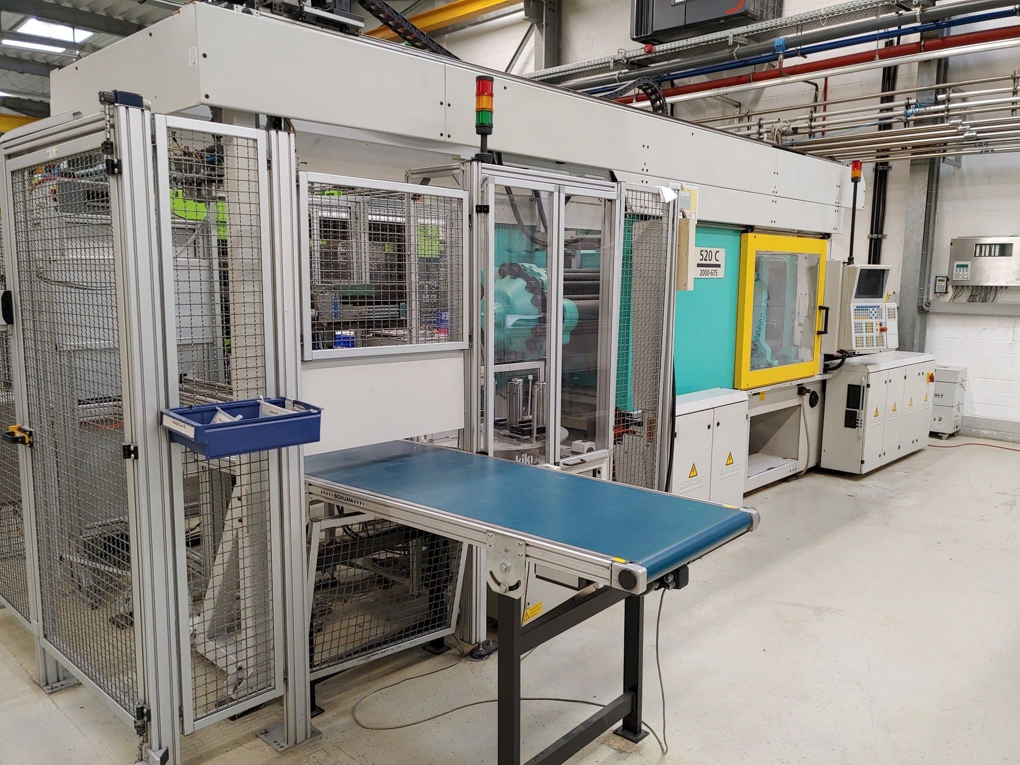 A Arburg Allrounder 520 C 2000-675  gép elölnézete