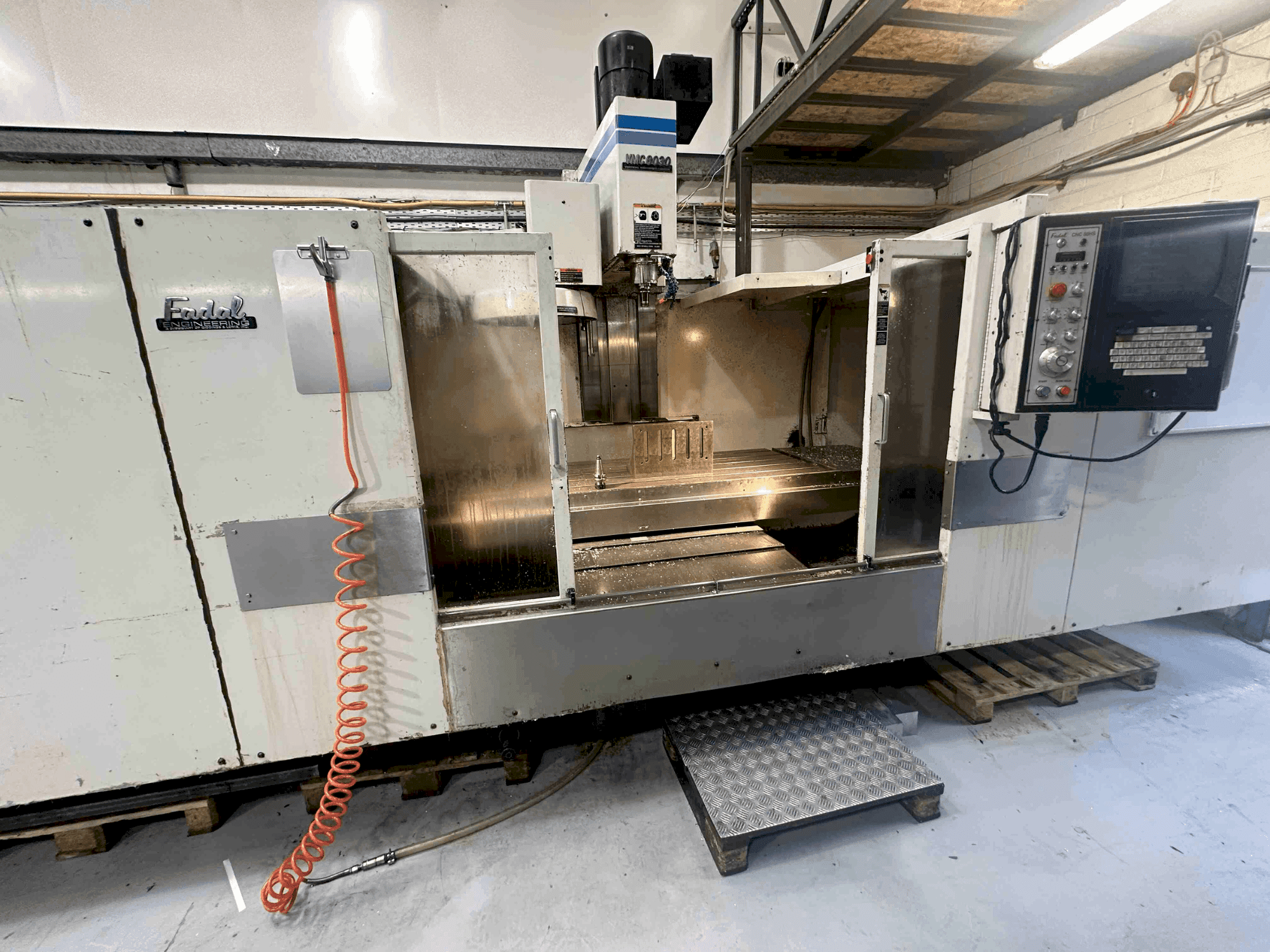 A FADAL VMC8030HT  gép elölnézete