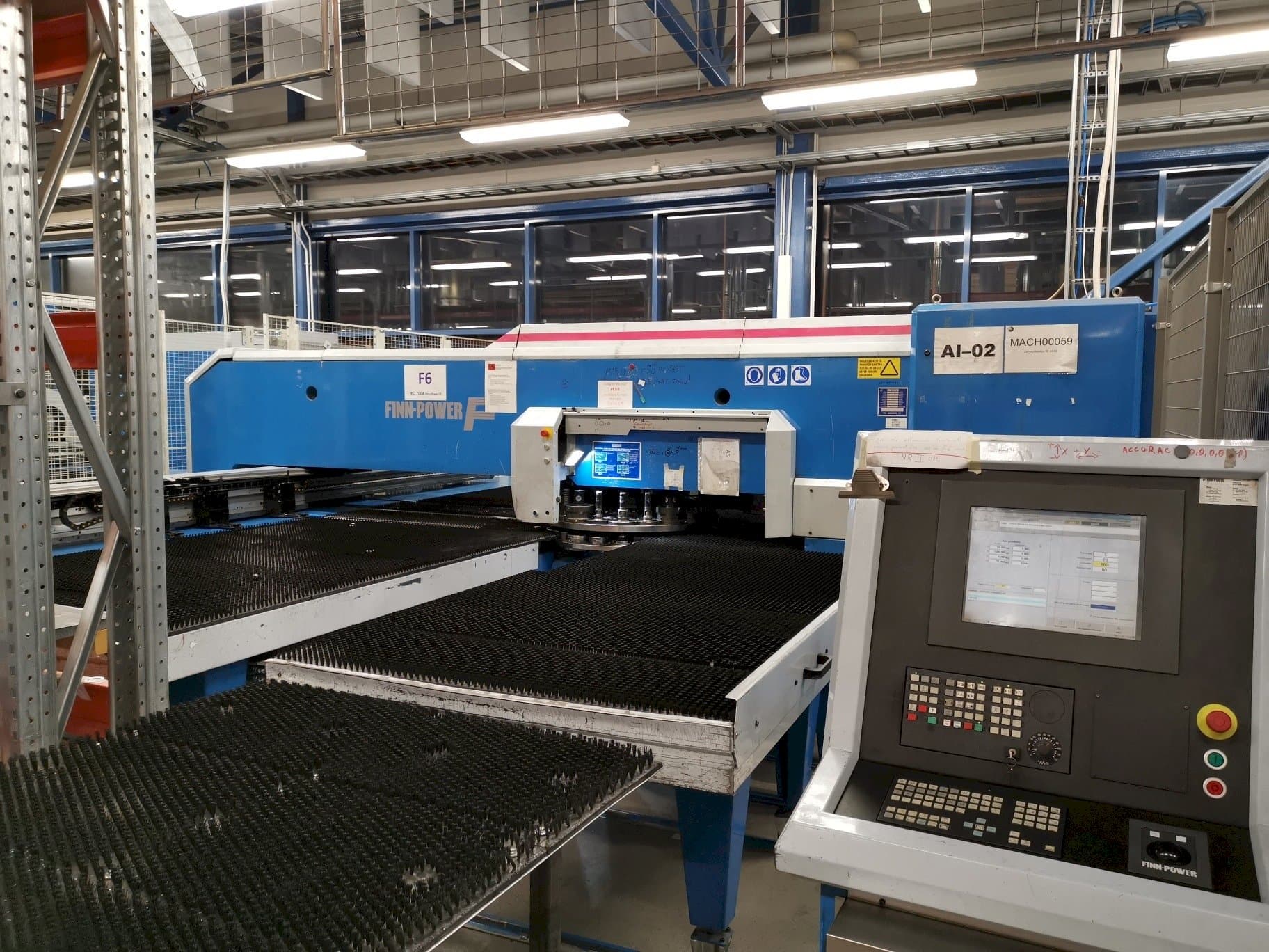 A Finn-Power F6SU gép elölnézete