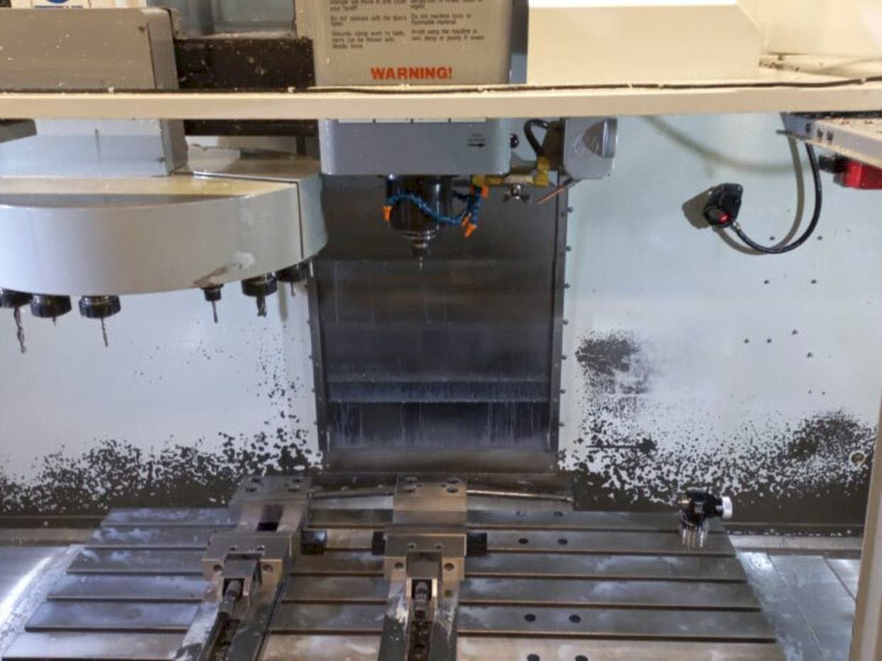 A HAAS VF-4 DHE gép elölnézete