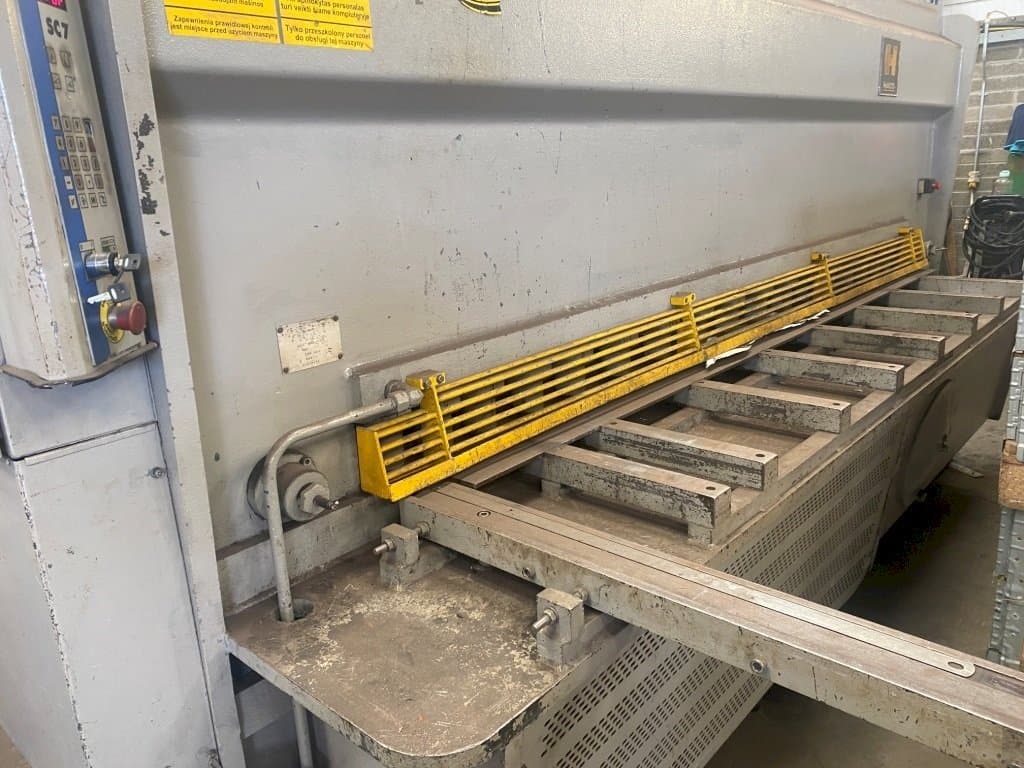 A HACO HSLX 3013 gép elölnézete