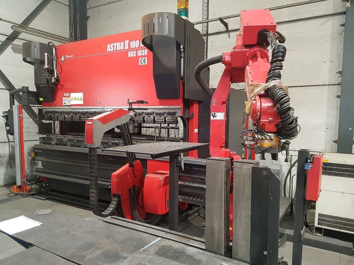 A AMADA Astro II 100NT HDS 1030 gép elölnézete