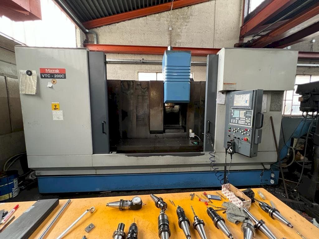 A Mazak VTC 200C gép elölnézete