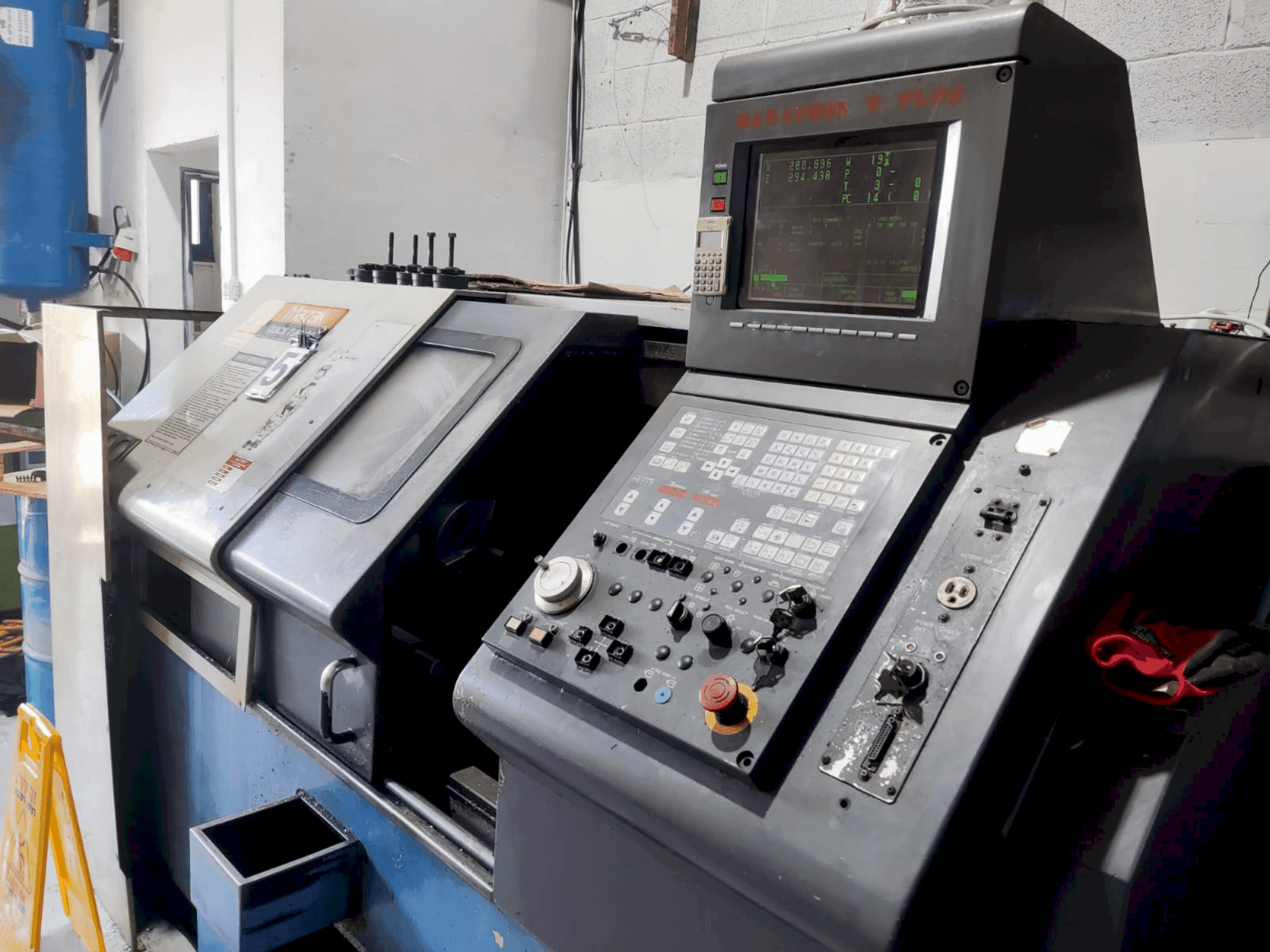 A Mazak Quick Turn 20 (1996) gép elölnézete