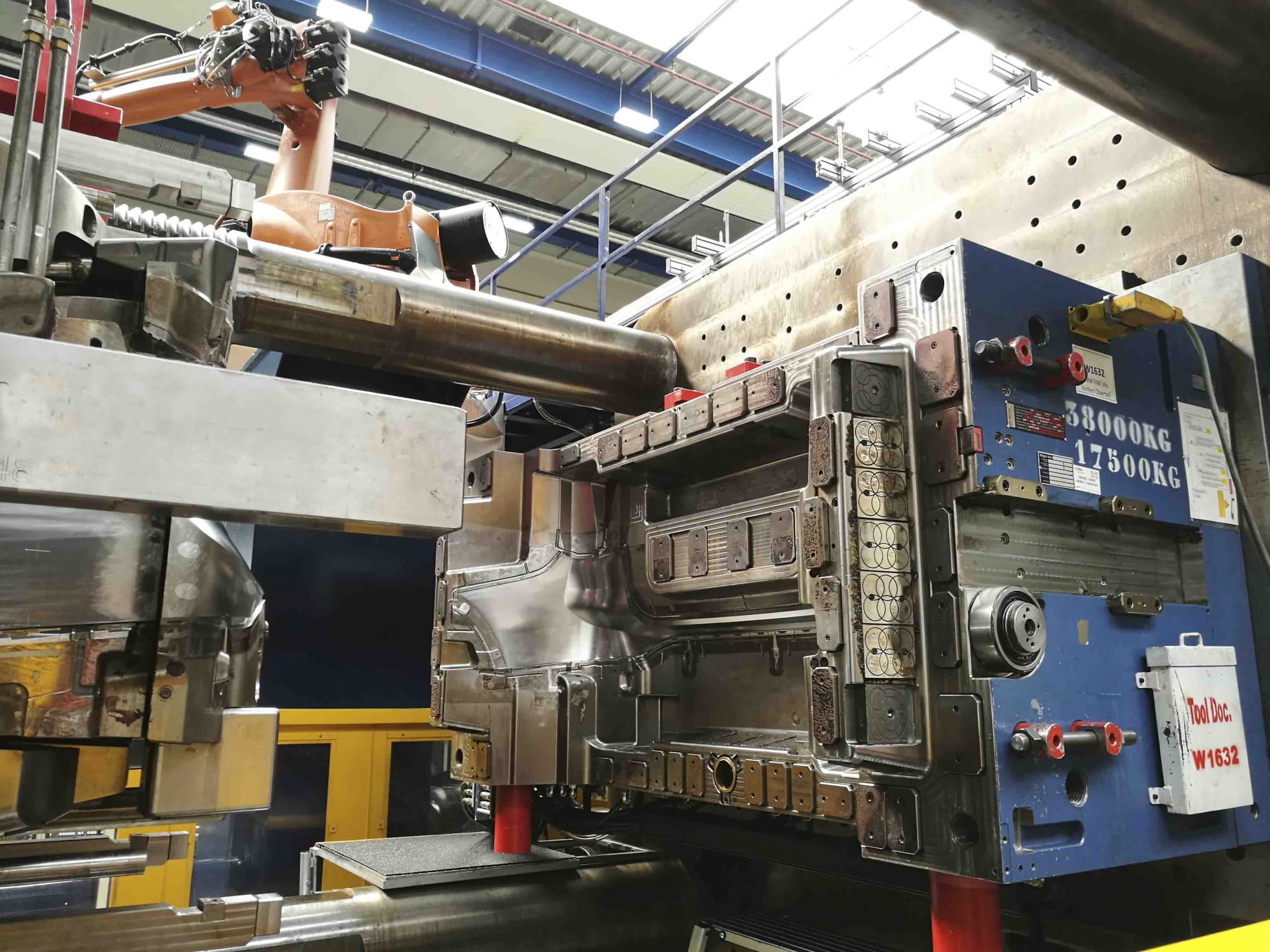 A Husky E 3650 RS 170/155 gép elölnézete