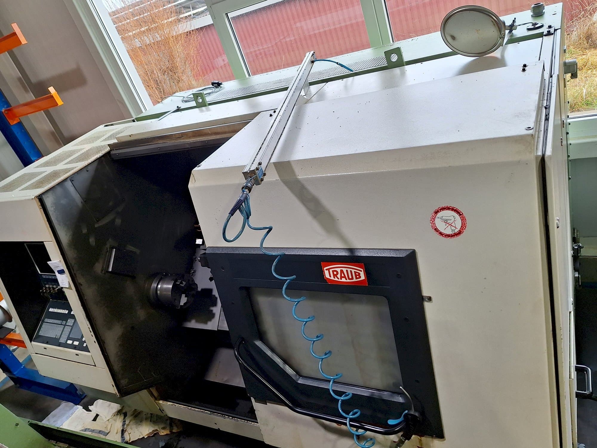 A TRAUB TND 400 gép elölnézete