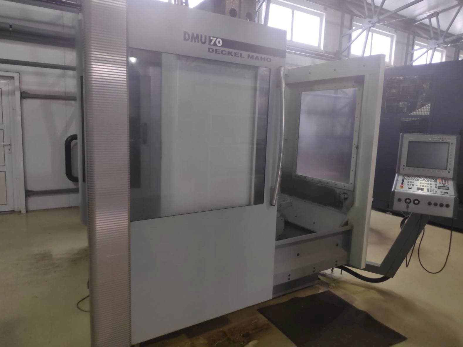 A DECKEL MAHO DMU 70 gép elölnézete