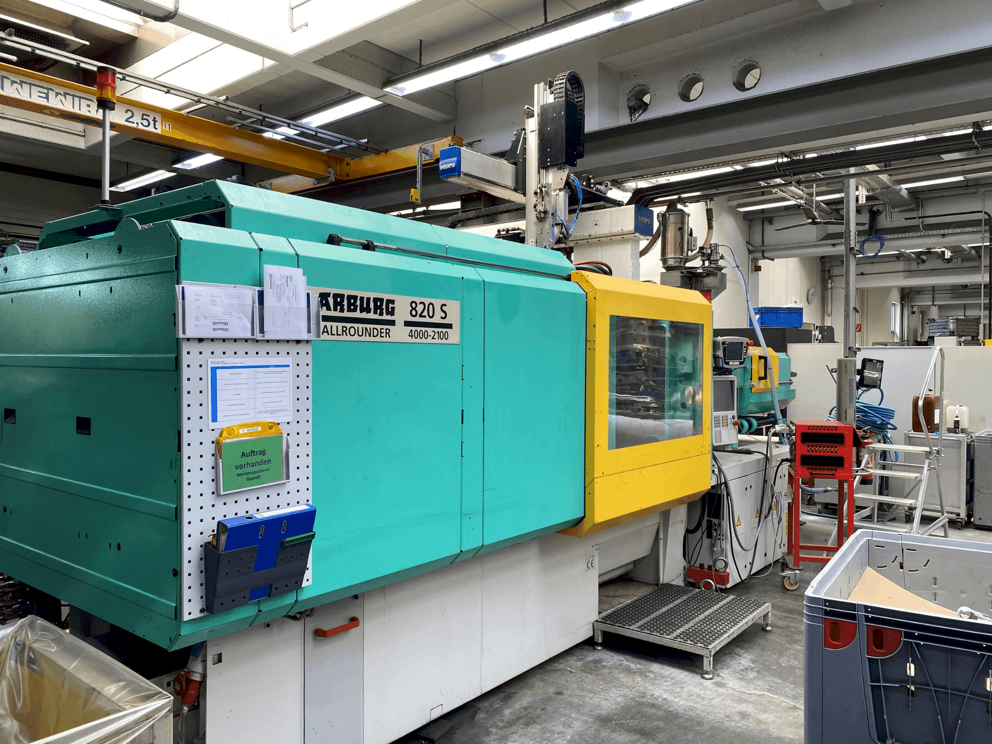 A Arburg Allrounder 820 S 4000-2100 gép elölnézete