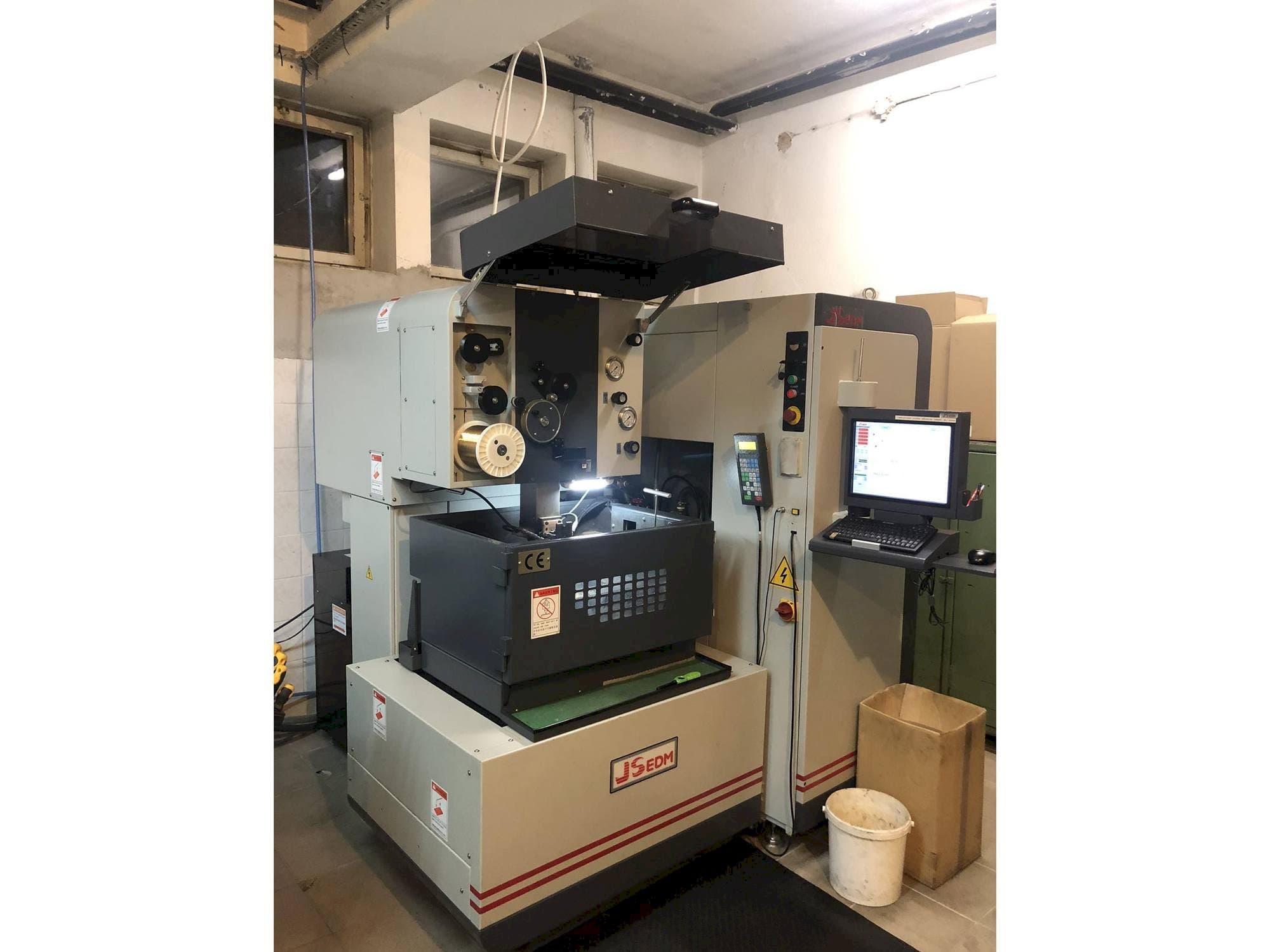 A JS EDM Wi-200s gép elölnézete