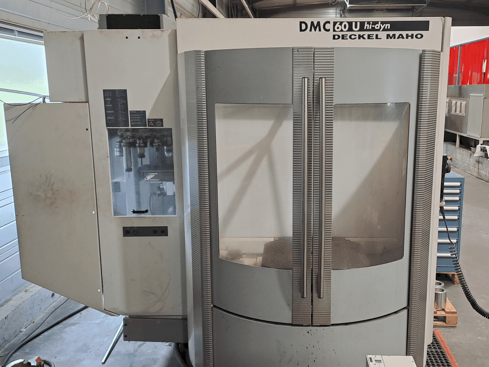 A DECKEL MAHO DMC 60 Hi Dyn gép elölnézete