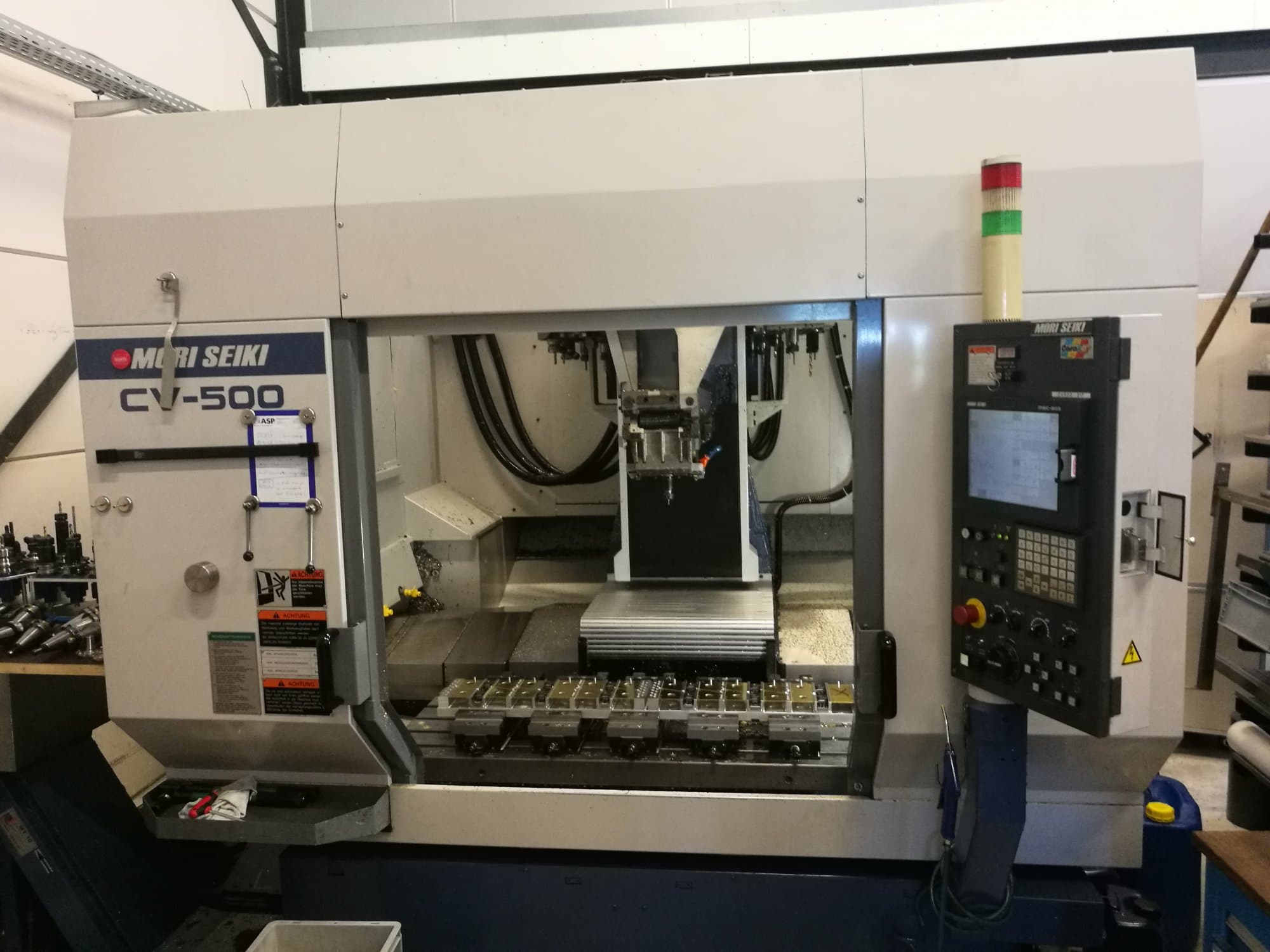 A MORI SEIKI CV-500B gép elölnézete