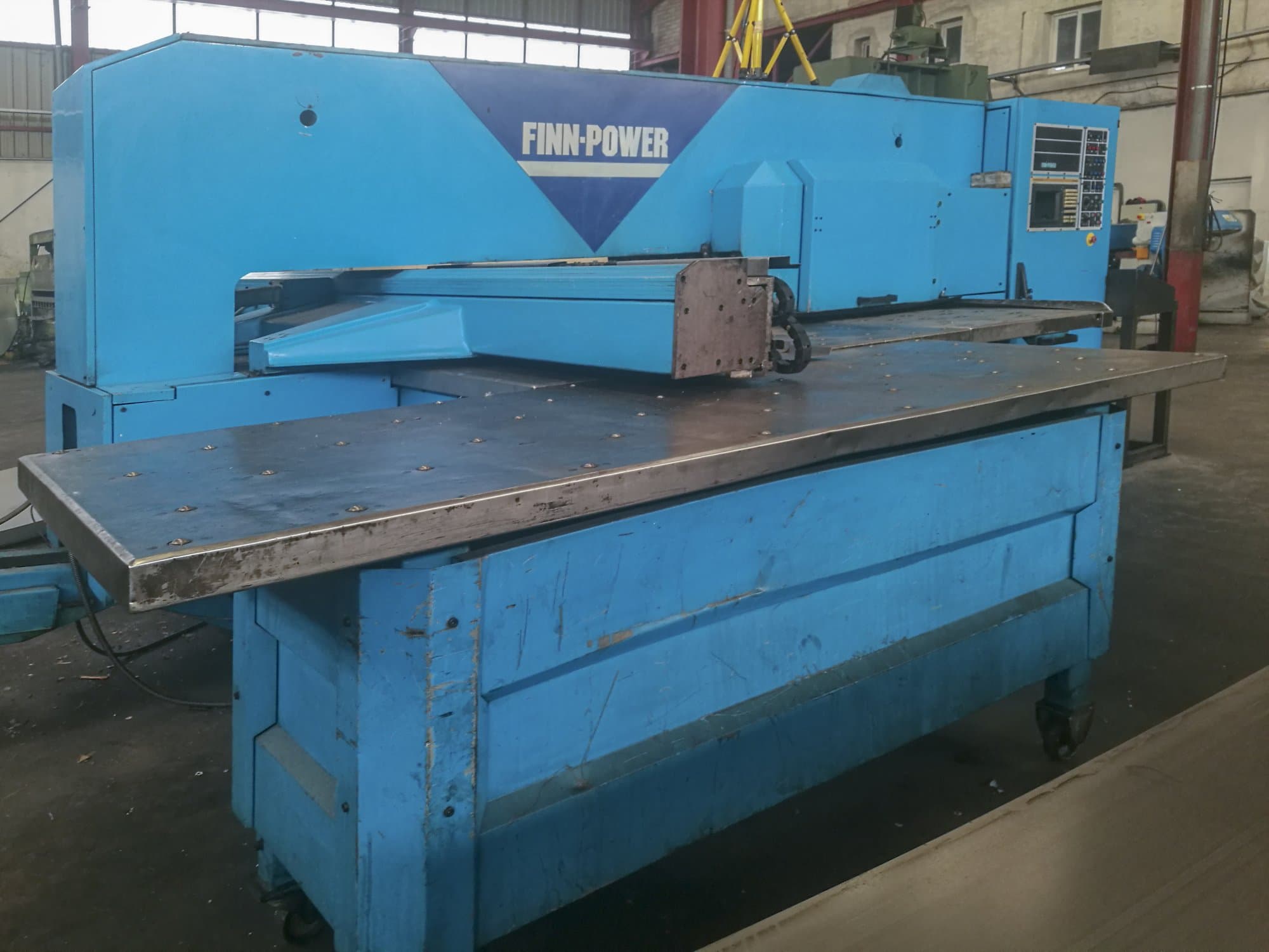 A Finn-Power TP 2020  gép bal oldali nézete