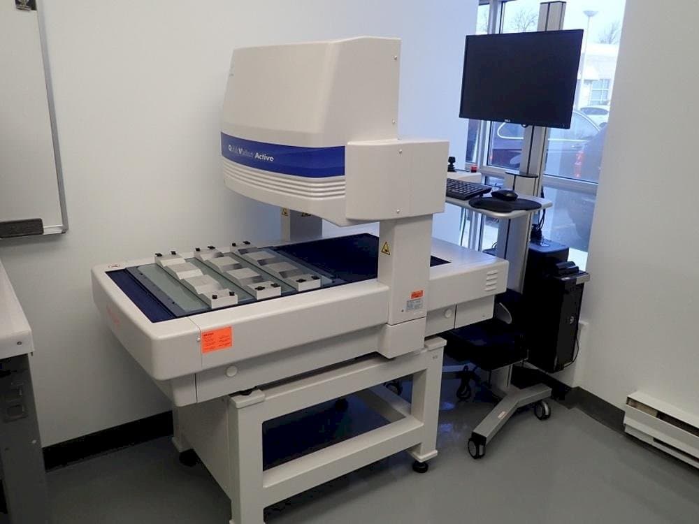 A Mitutoyo QV-L404Z1L-D  gép elölnézete