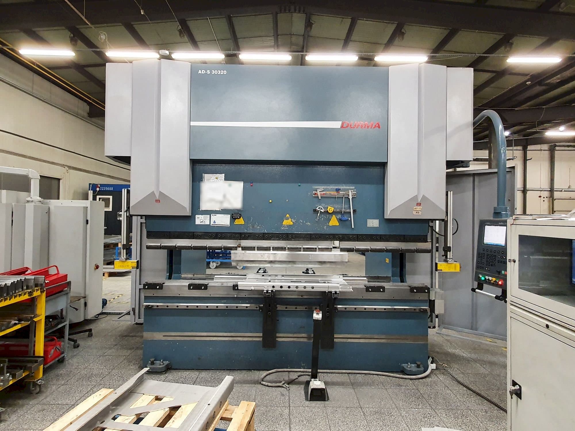 A Durma AD-S 30320 gép elölnézete