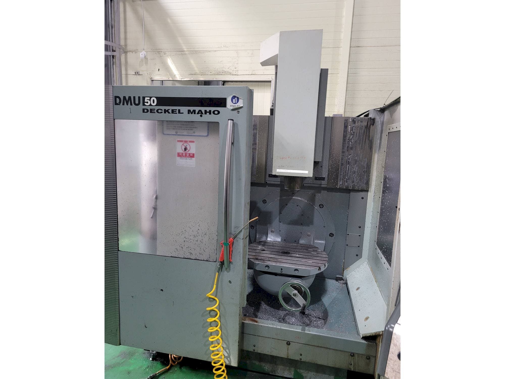 A DECKEL MAHO DMU 50 gép elölnézete