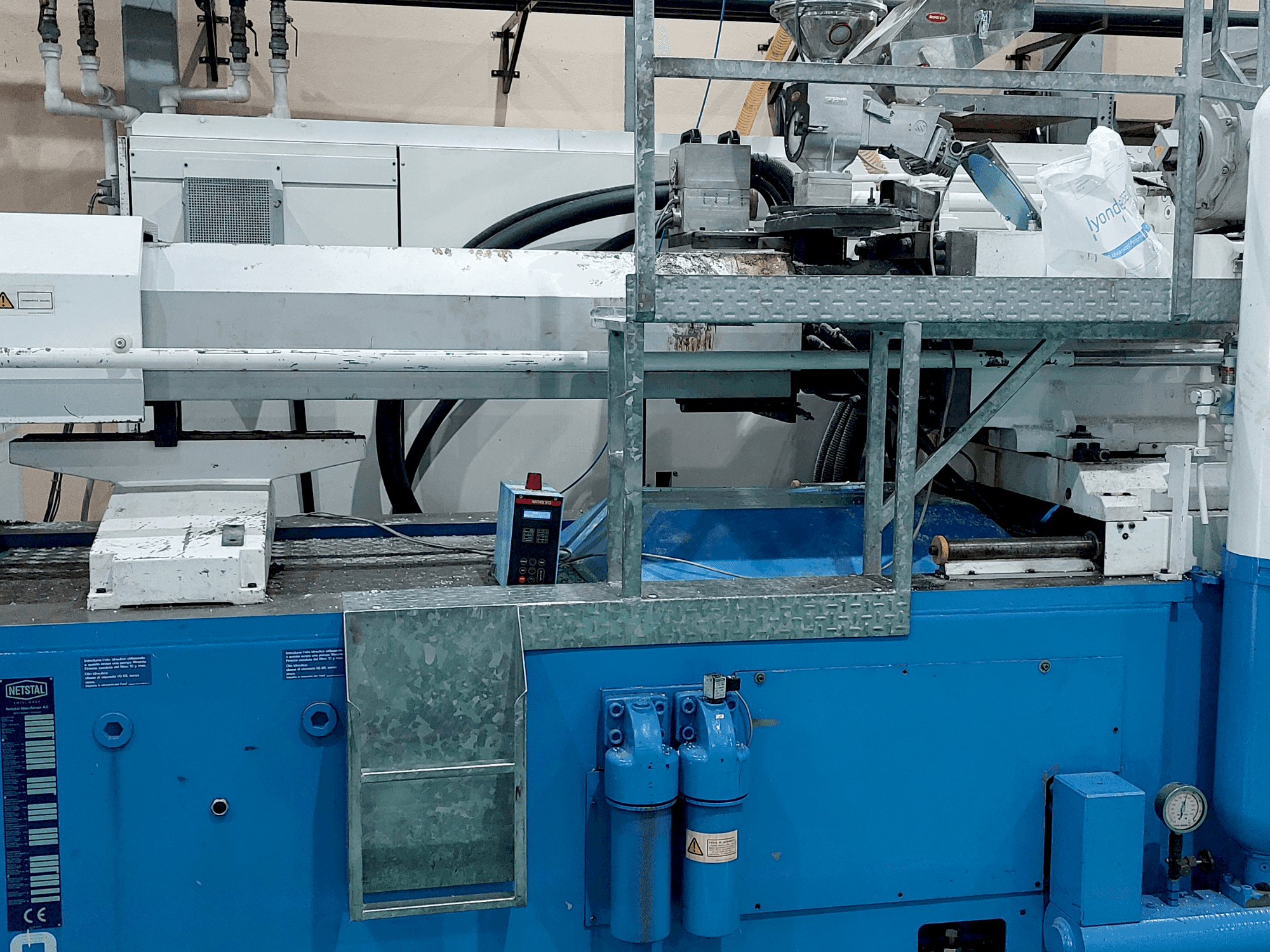 A Netstal S 6000-5500E gép elölnézete