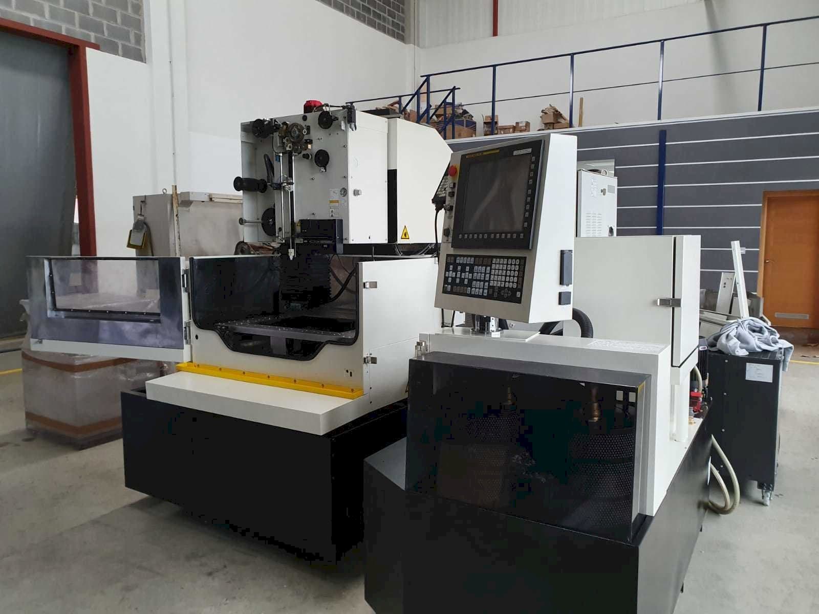 A FANUC Robocut α-1iE  gép elölnézete