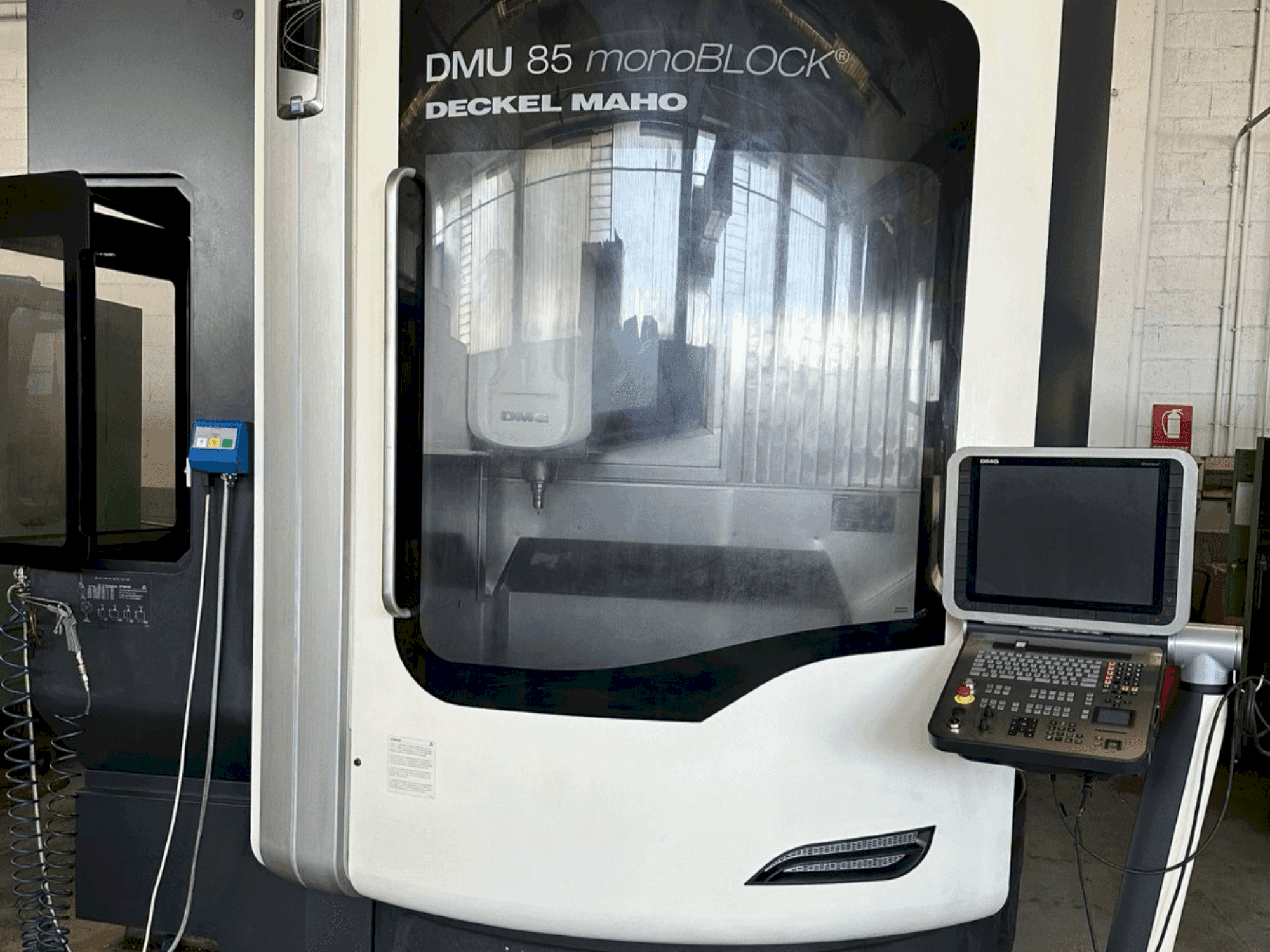 A DMG DECKEL MAHO DMU 85 Monoblock gép elölnézete