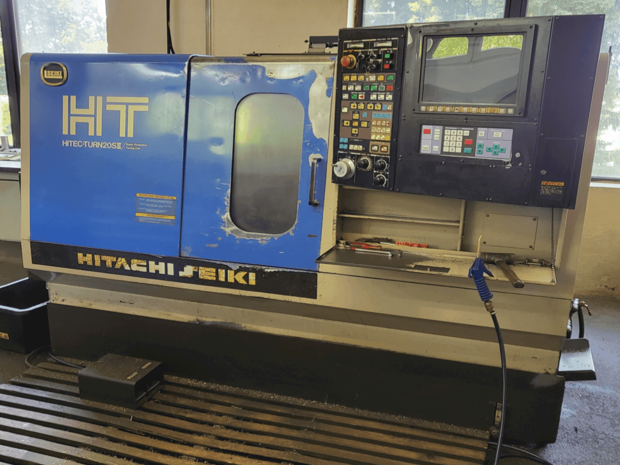A HITACHI SEIKI HT 20SII gép elölnézete