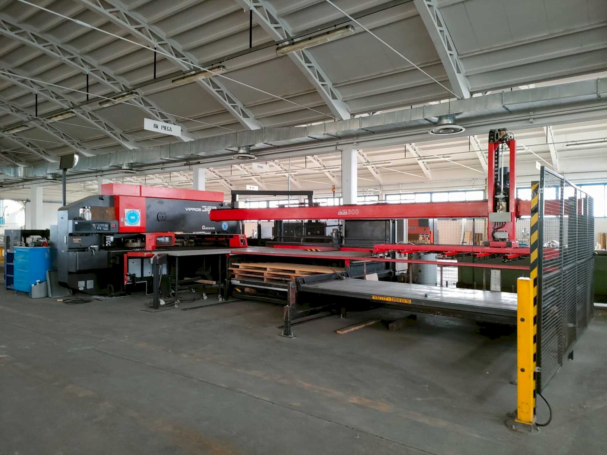 A AMADA VIPROS 368 KING gép elölnézete