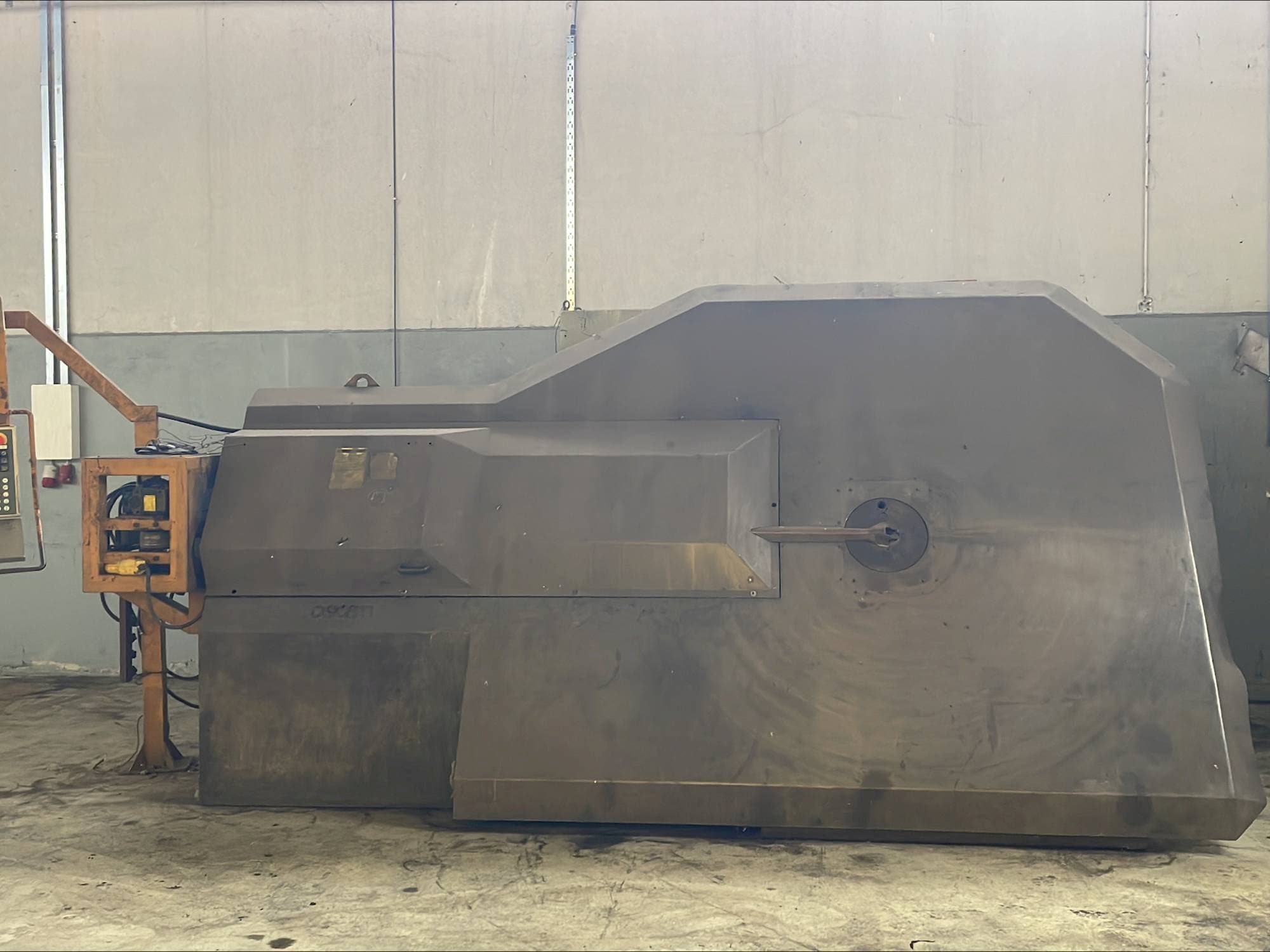 A OSCAM MULTIBEND 16 gép elölnézete