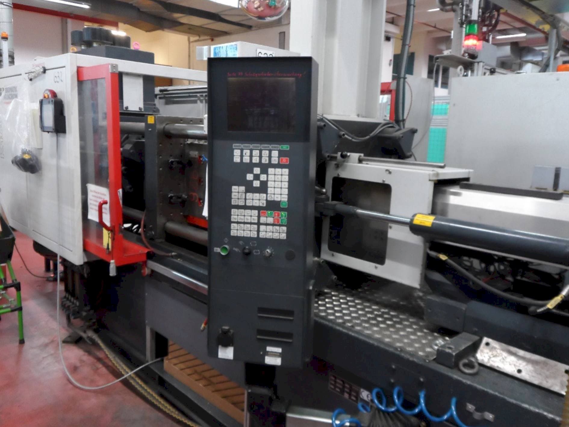 A FERROMATIK MILACRON K-Tec 160S gép elölnézete